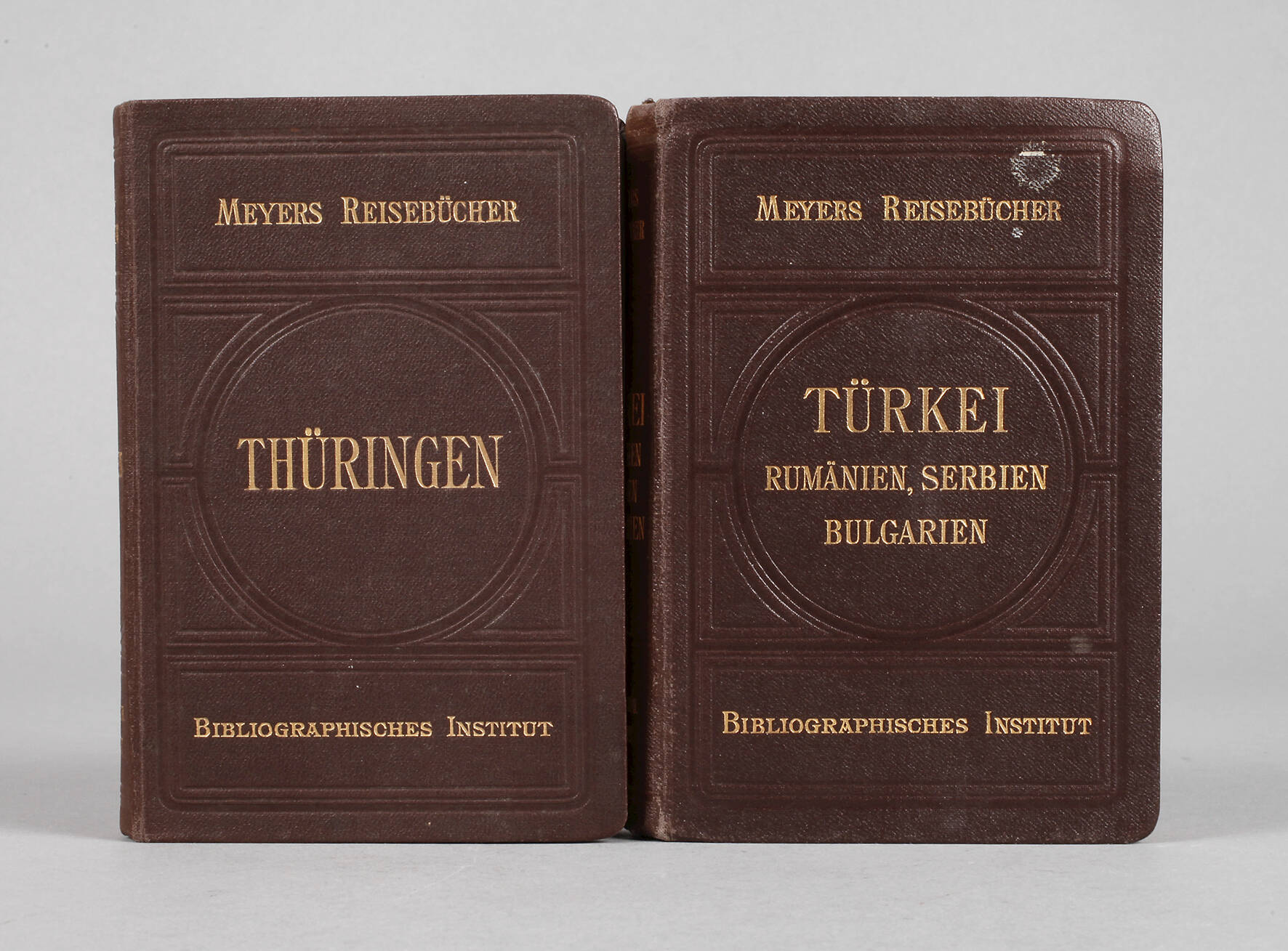 Zwei Meyers Reisebücher