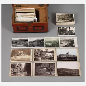 Kiste mit Postkarten und Fotokarten