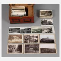 Kiste mit Postkarten und Fotokarten111