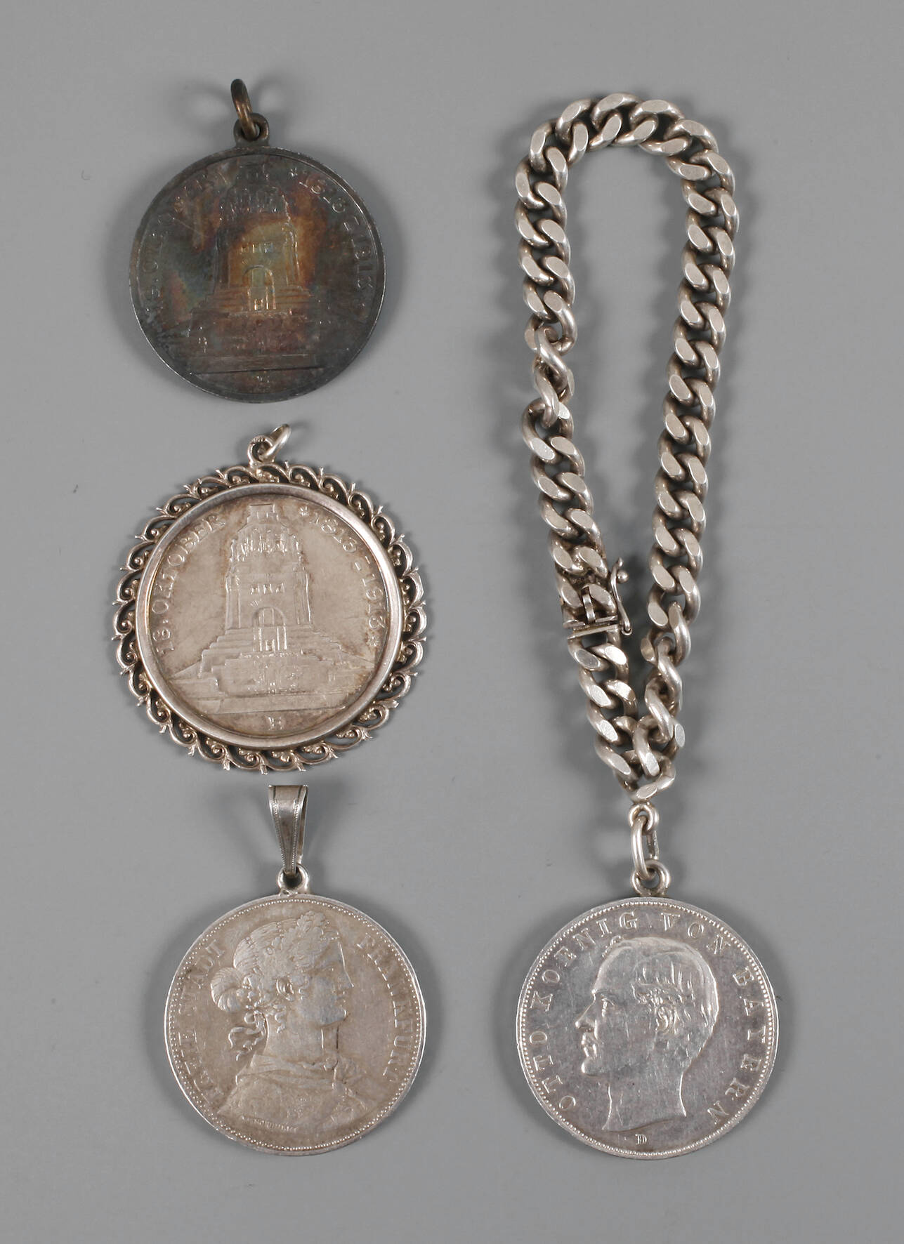 Vier Münzanhänger