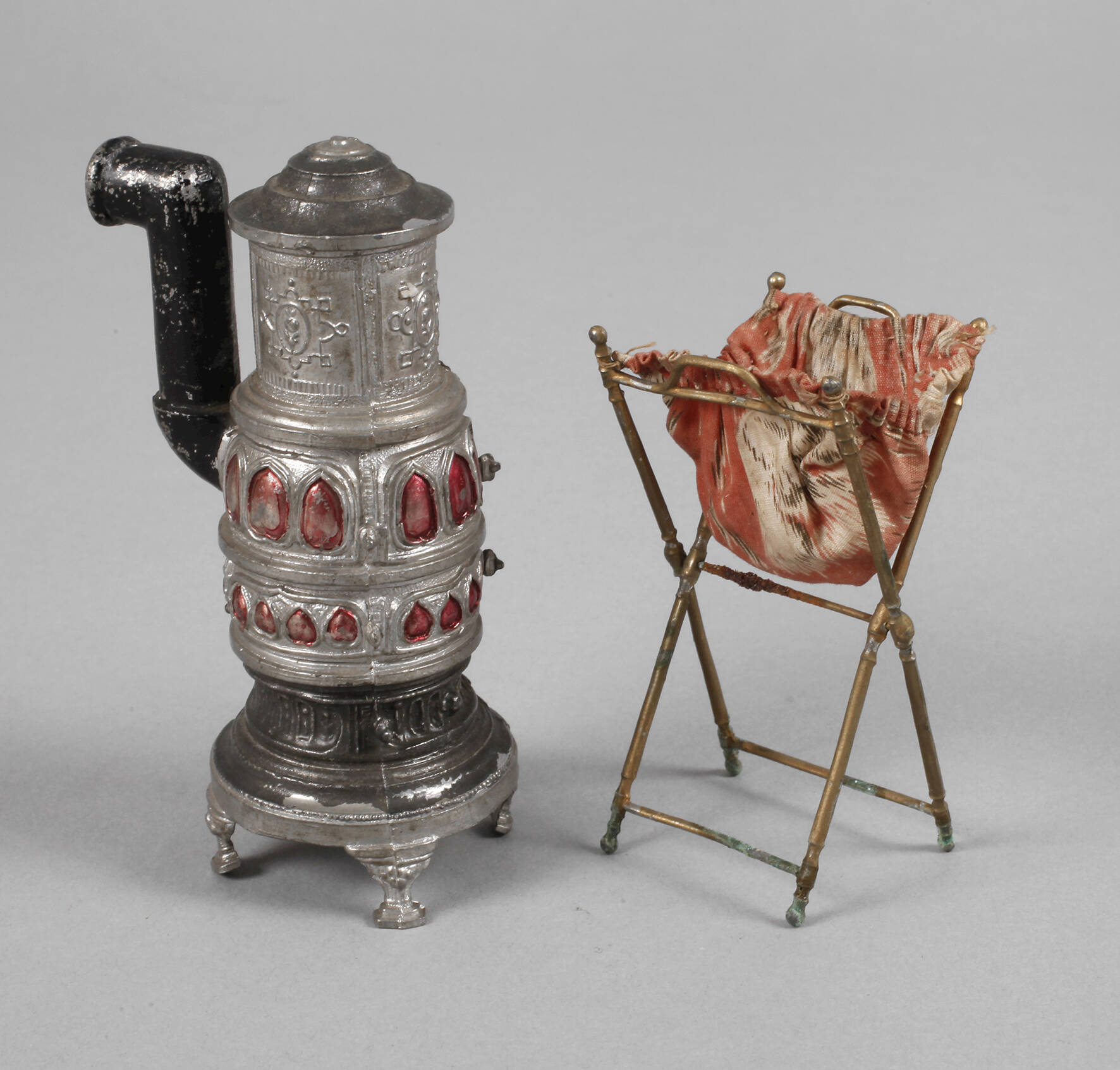 Zwei Teile Puppenstubenzinn