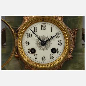 Kaminuhr mit zwei Beistellern