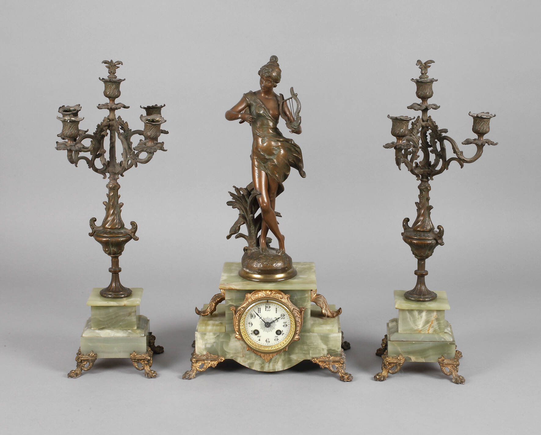 Kaminuhr mit zwei Beistellern