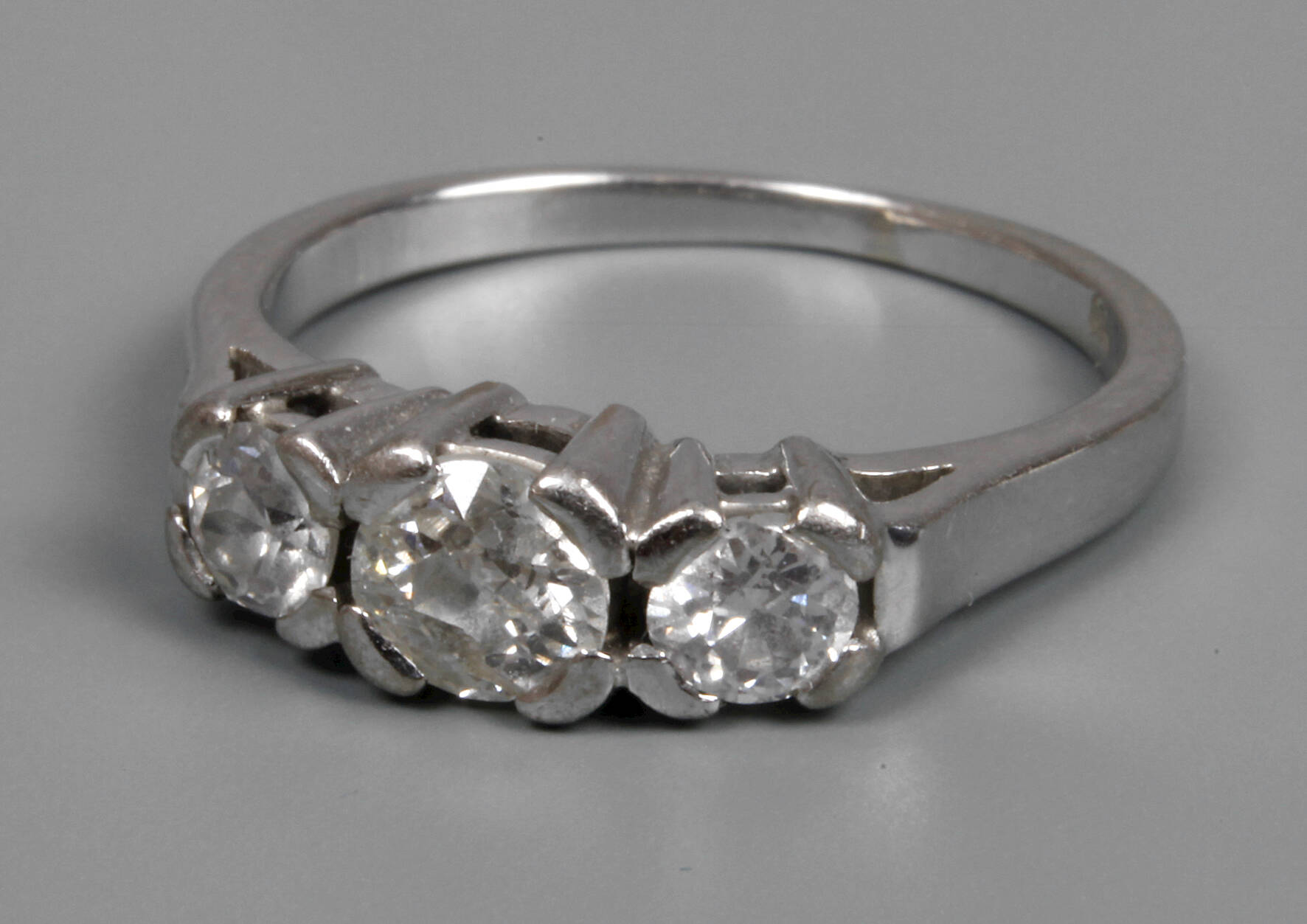 Damenring mit Diamanten