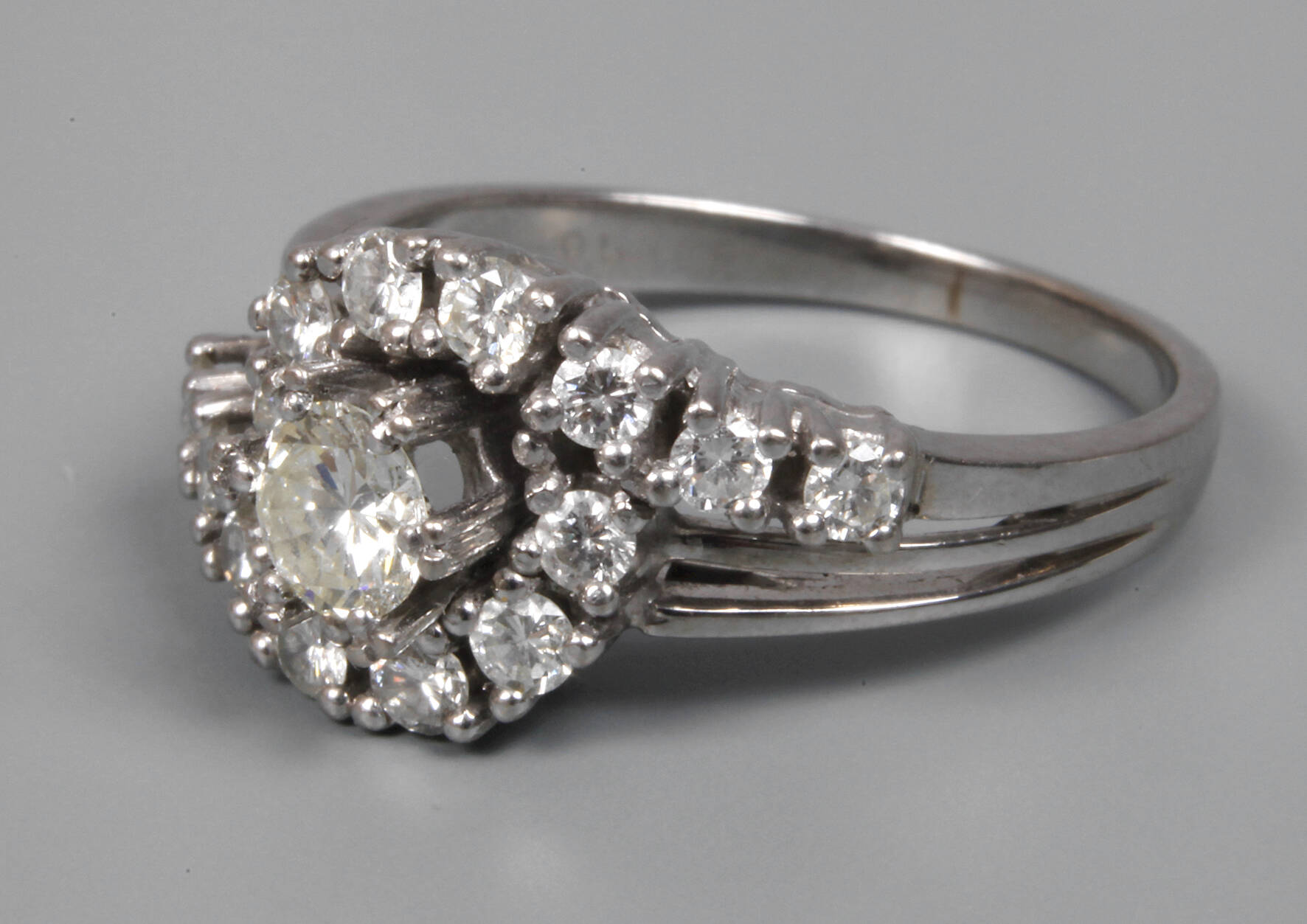 Damenring mit Brillanten