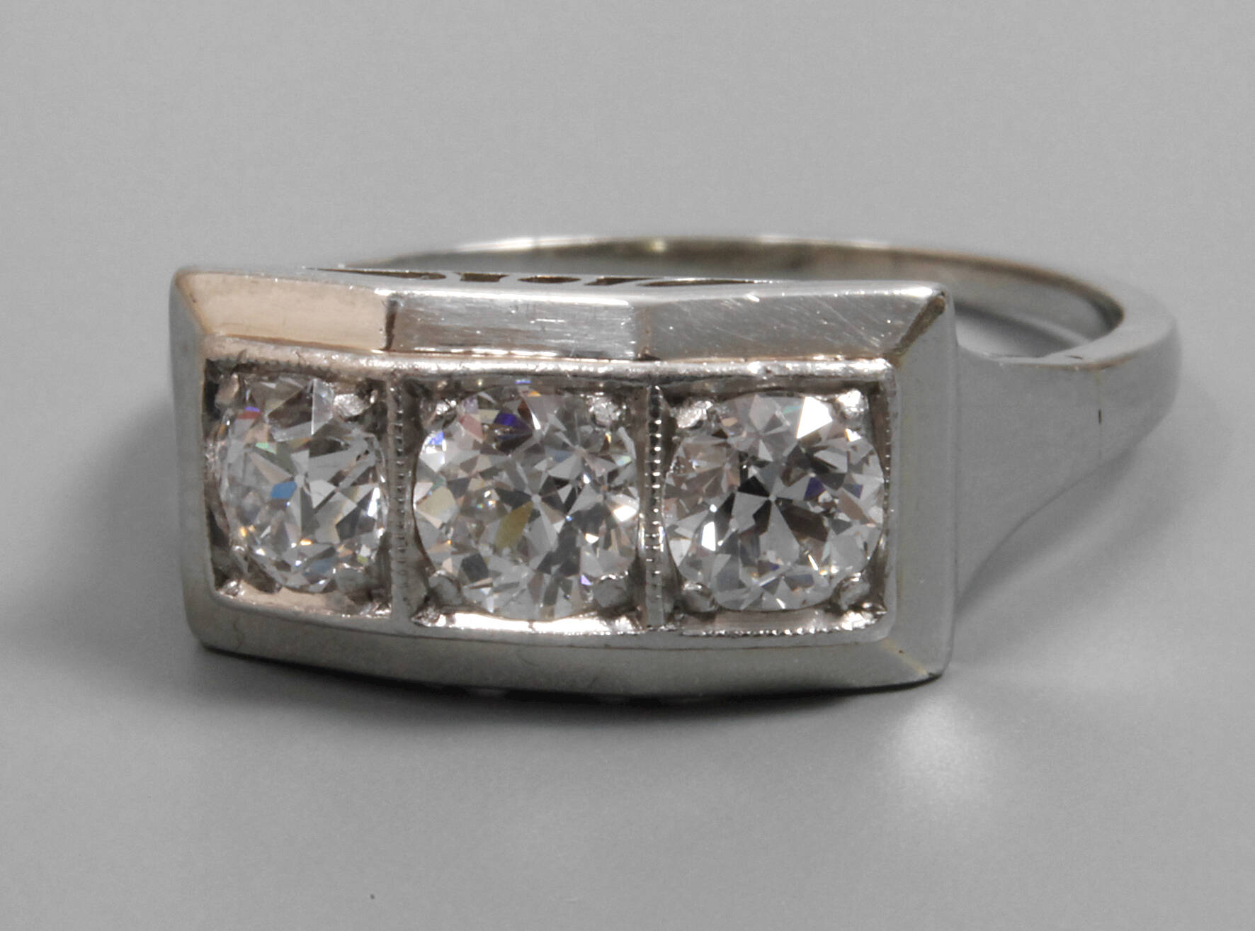 Platinring mit Diamanten