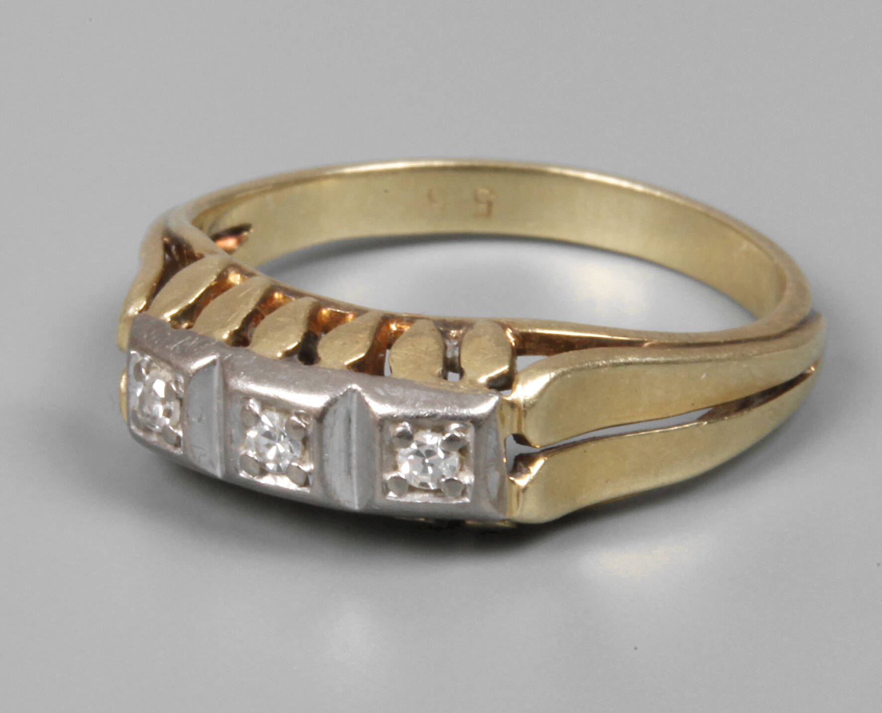 Damenring mit Diamanten