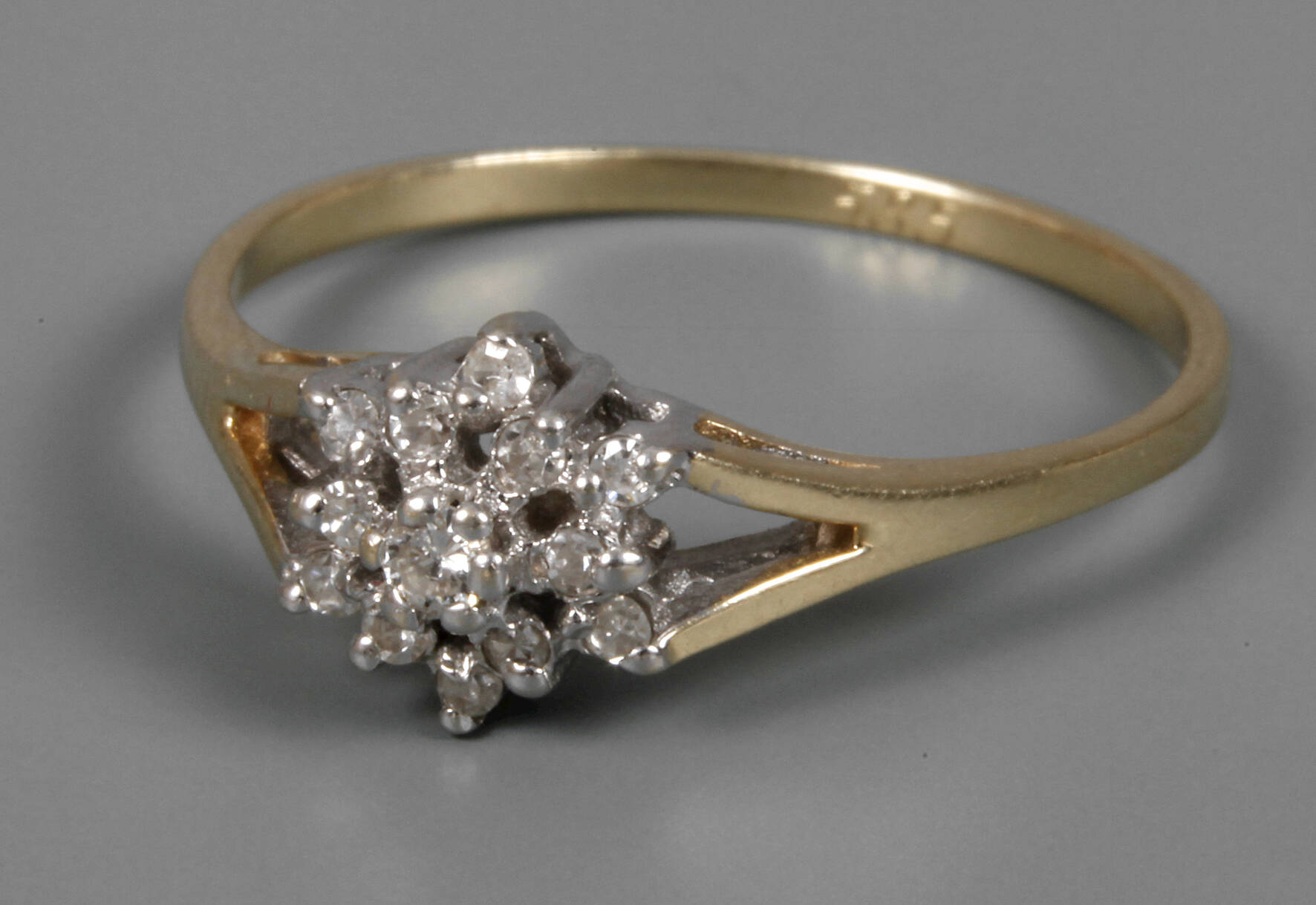 Damenring mit Diamanten