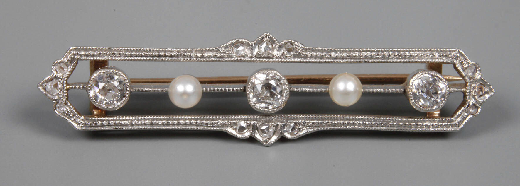Brosche mit Perlen und Diamanten