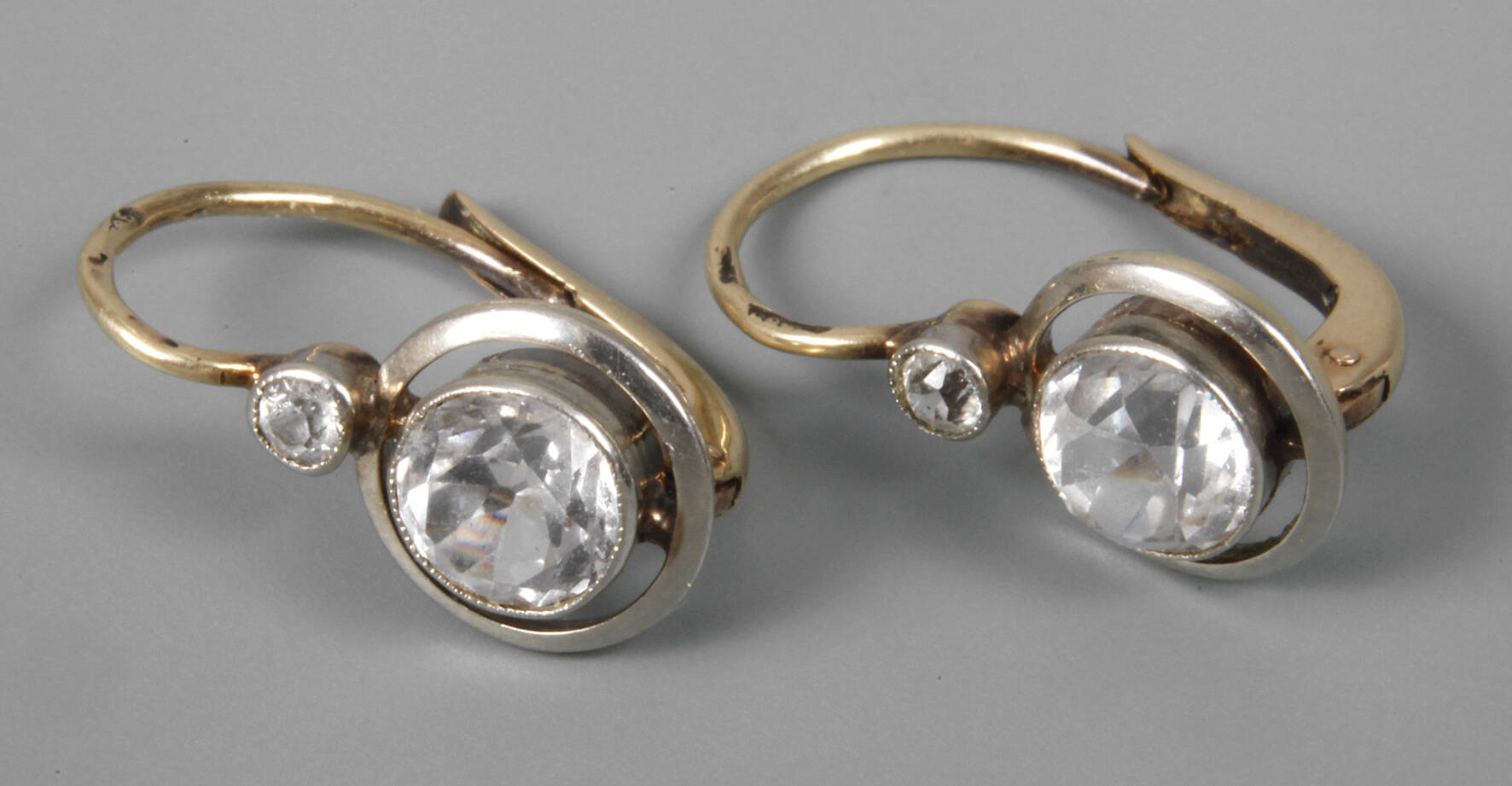 Paar Ohrhänger mit Steinbesatz