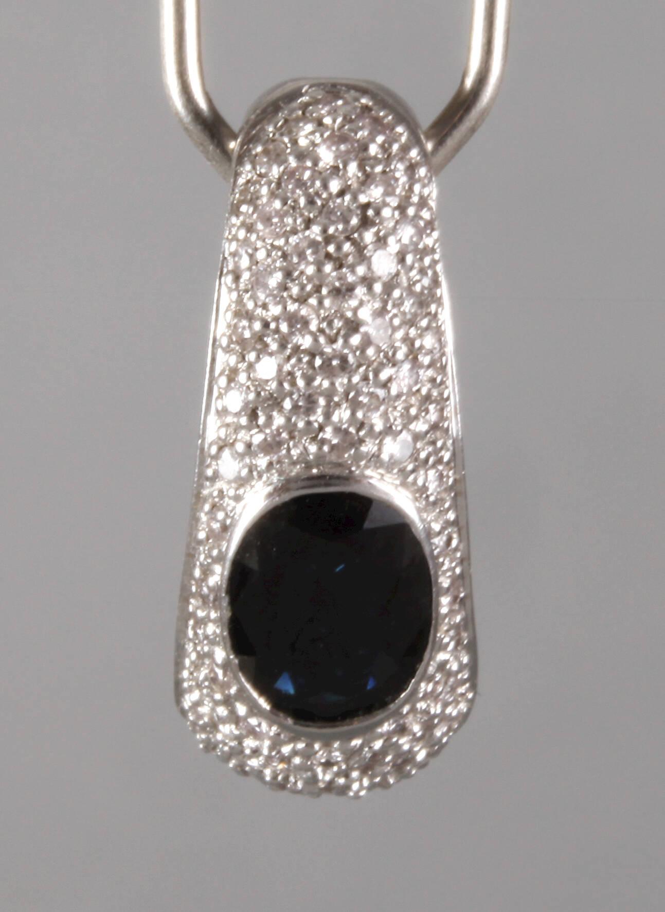 Clipanhänger mit Diamanten und Saphir