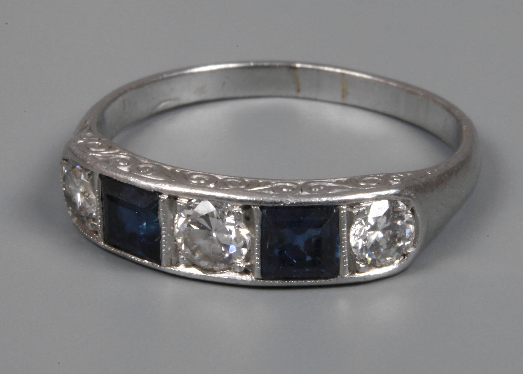 Damenring mit Saphiren und Brillanten