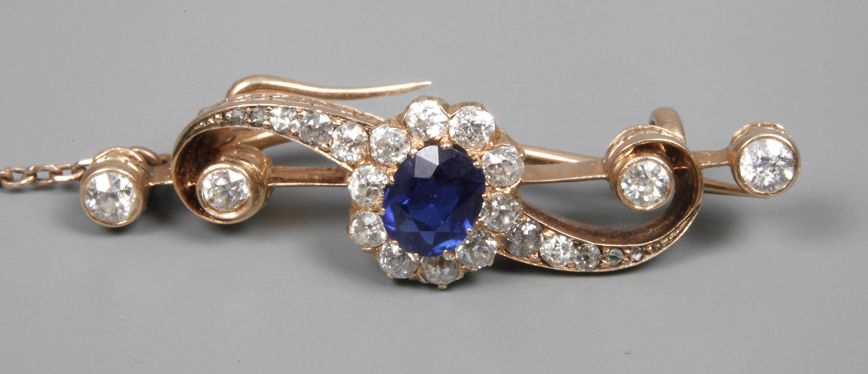 Jugendstilbrosche mit Saphir und Diamanten