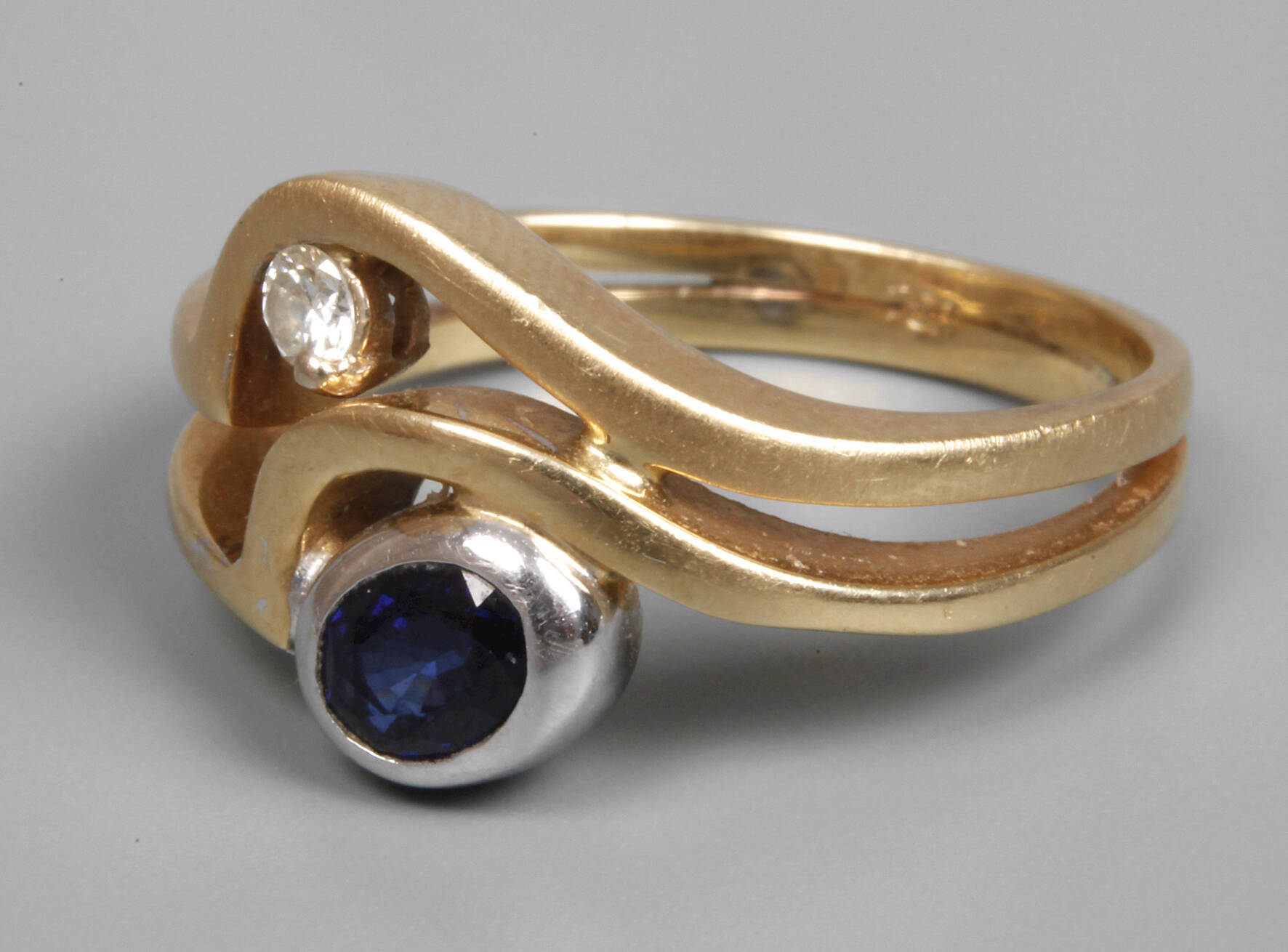 Damenring mit Saphir und Brillant