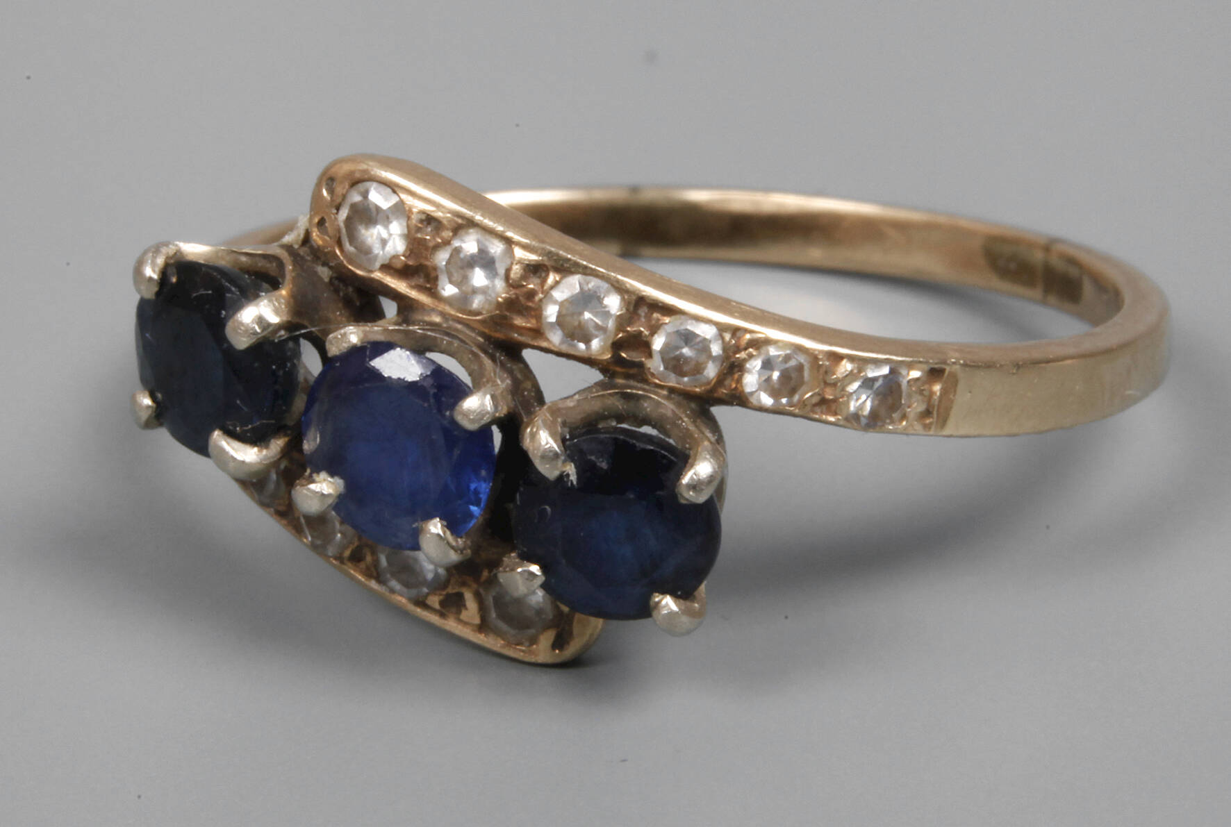 Damenring mit Saphiren und Diamanten