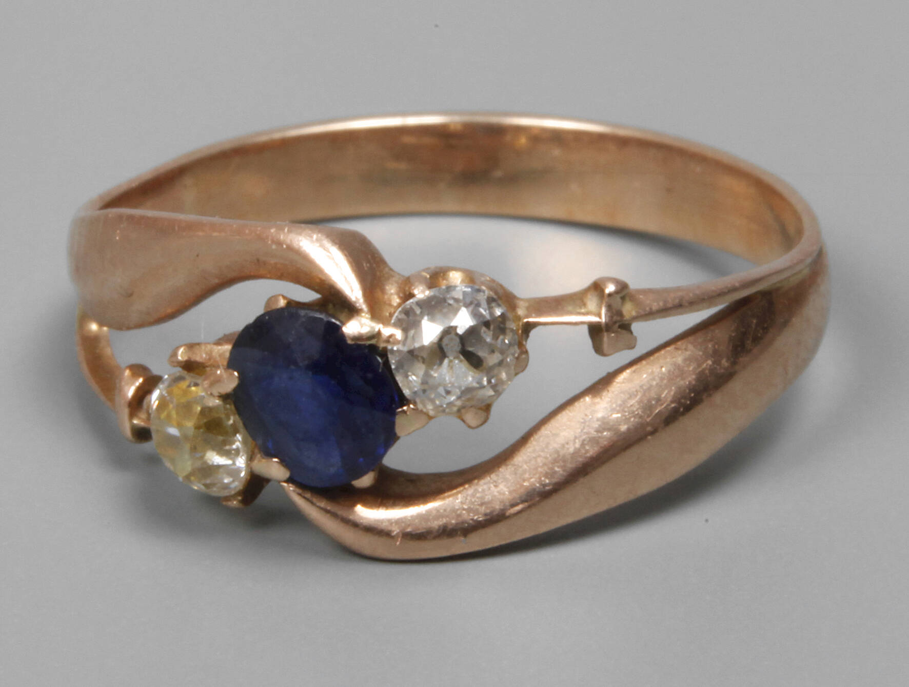 Damenring mit Saphir und Diamanten