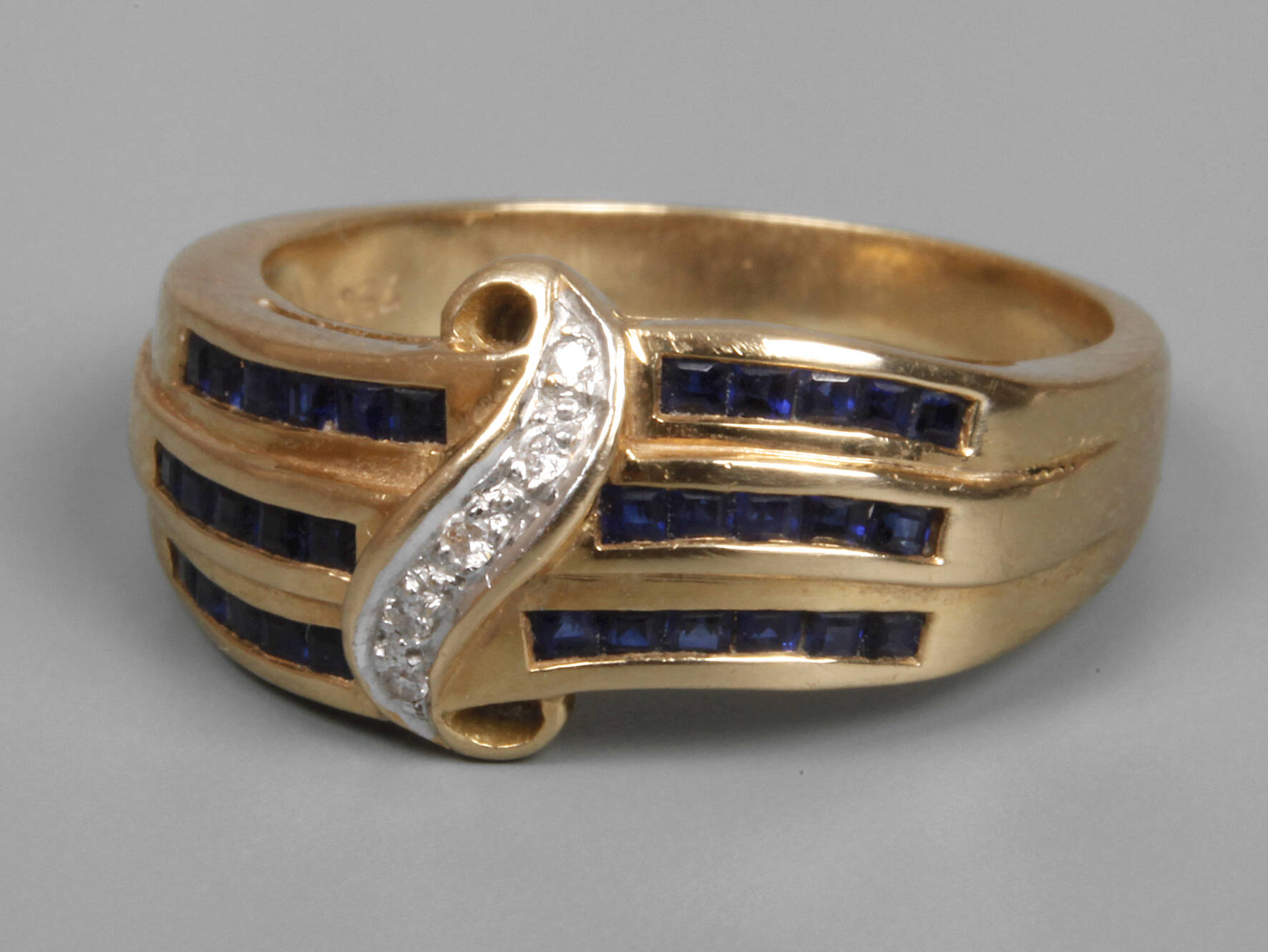 Designerring mit Saphiren