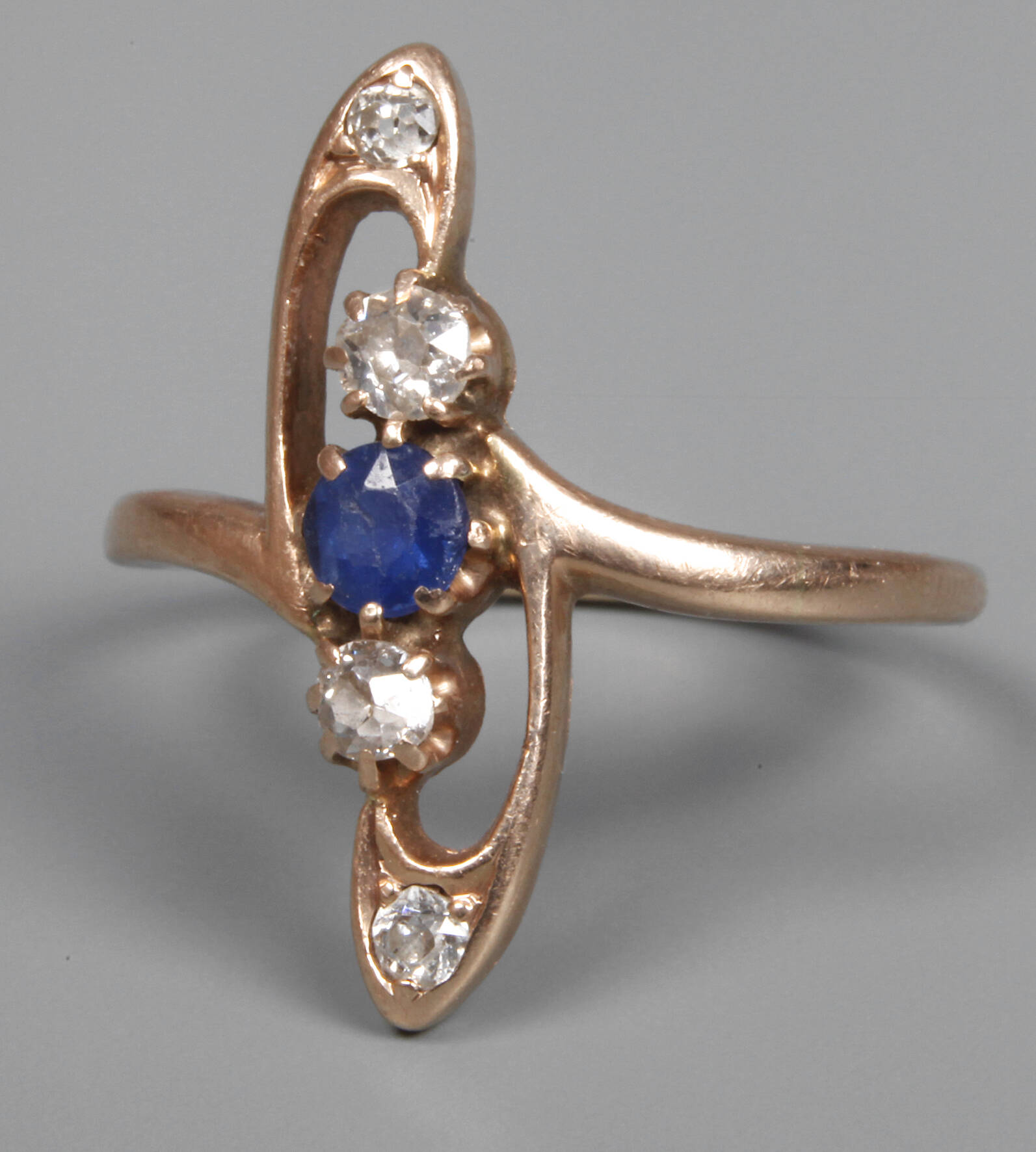 Damenring mit Saphir und Diamanten