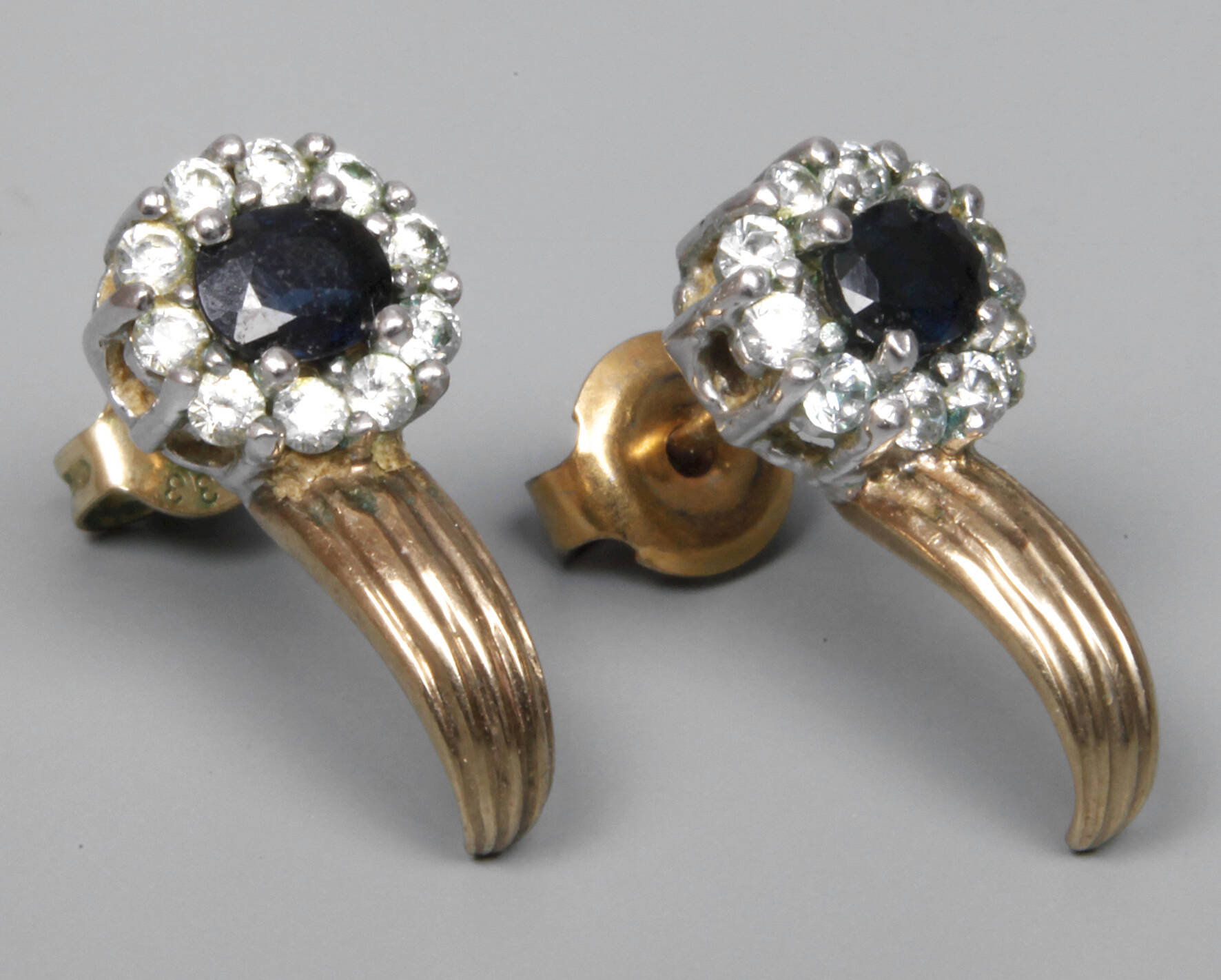 Paar Ohrstecker mit Saphiren