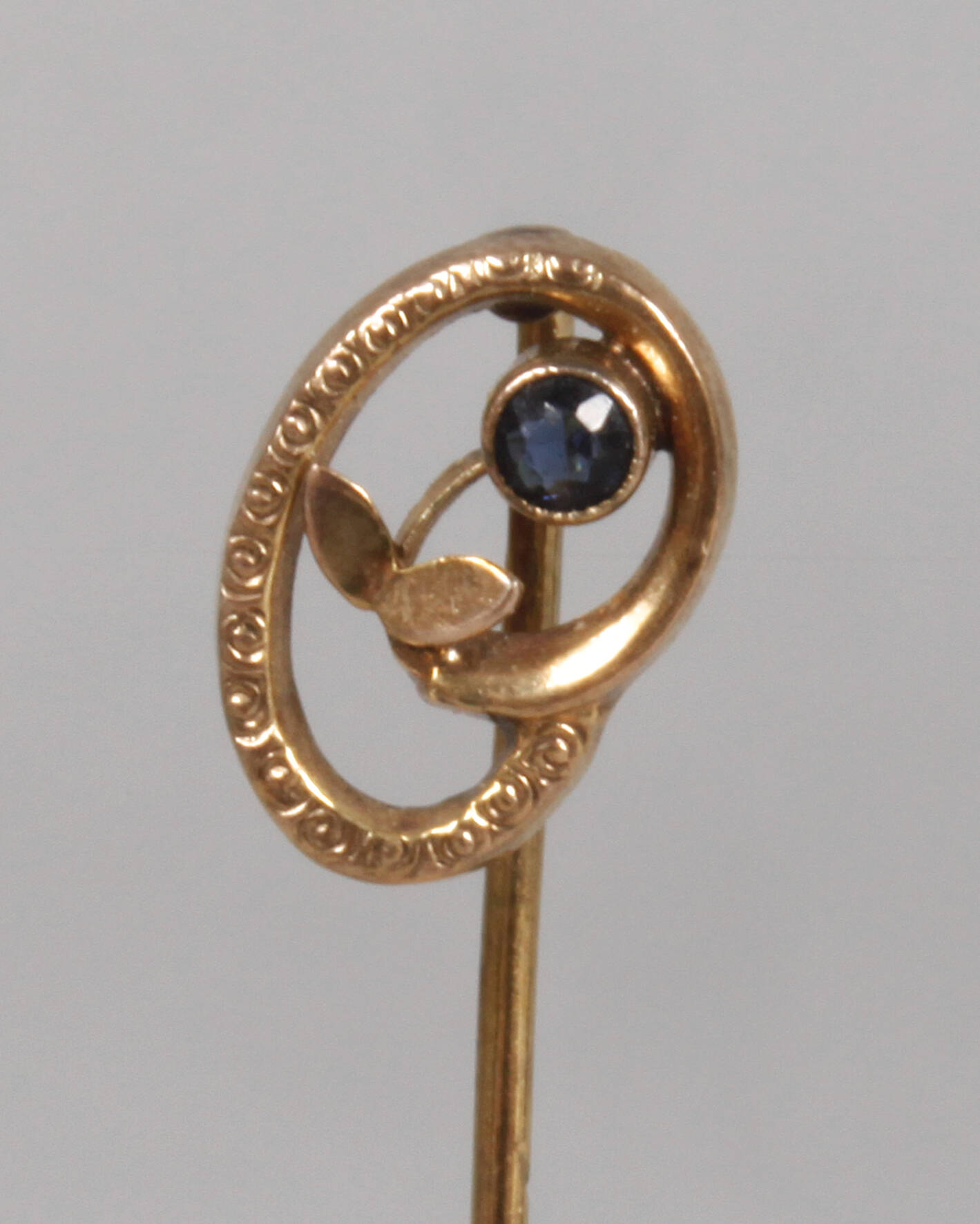 Reversnadel mit Saphir