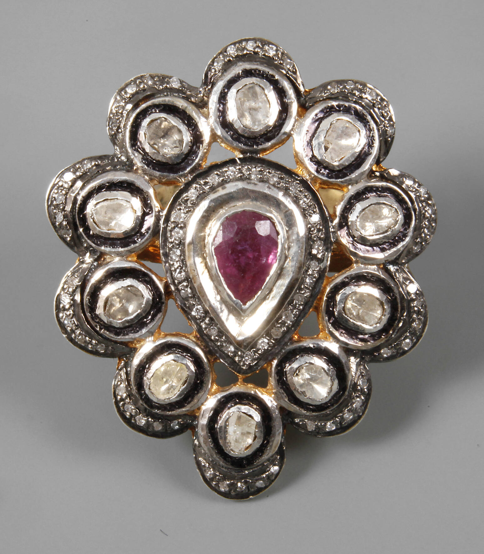 Damenring mit Rubin und Diamantrosen