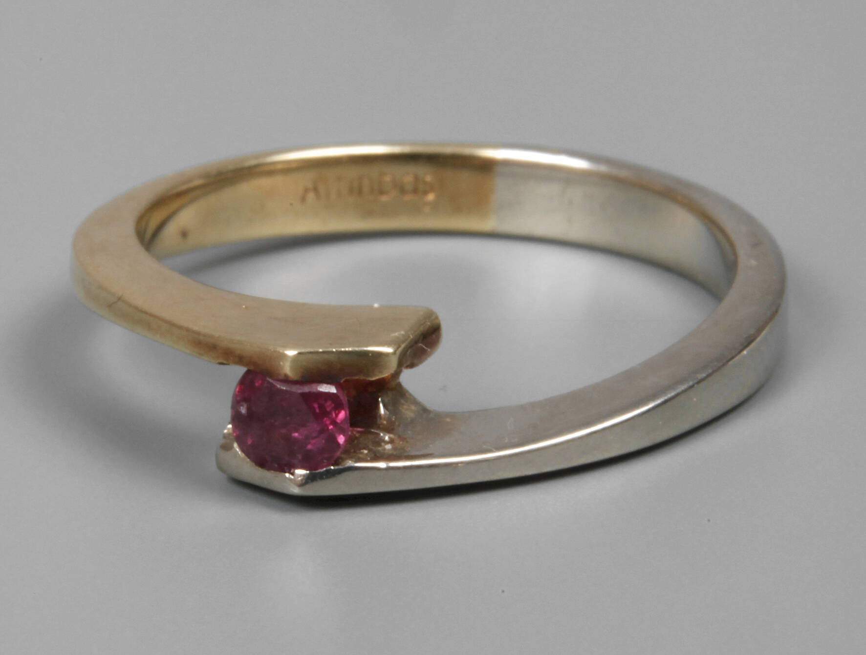 Damenring mit Rubin