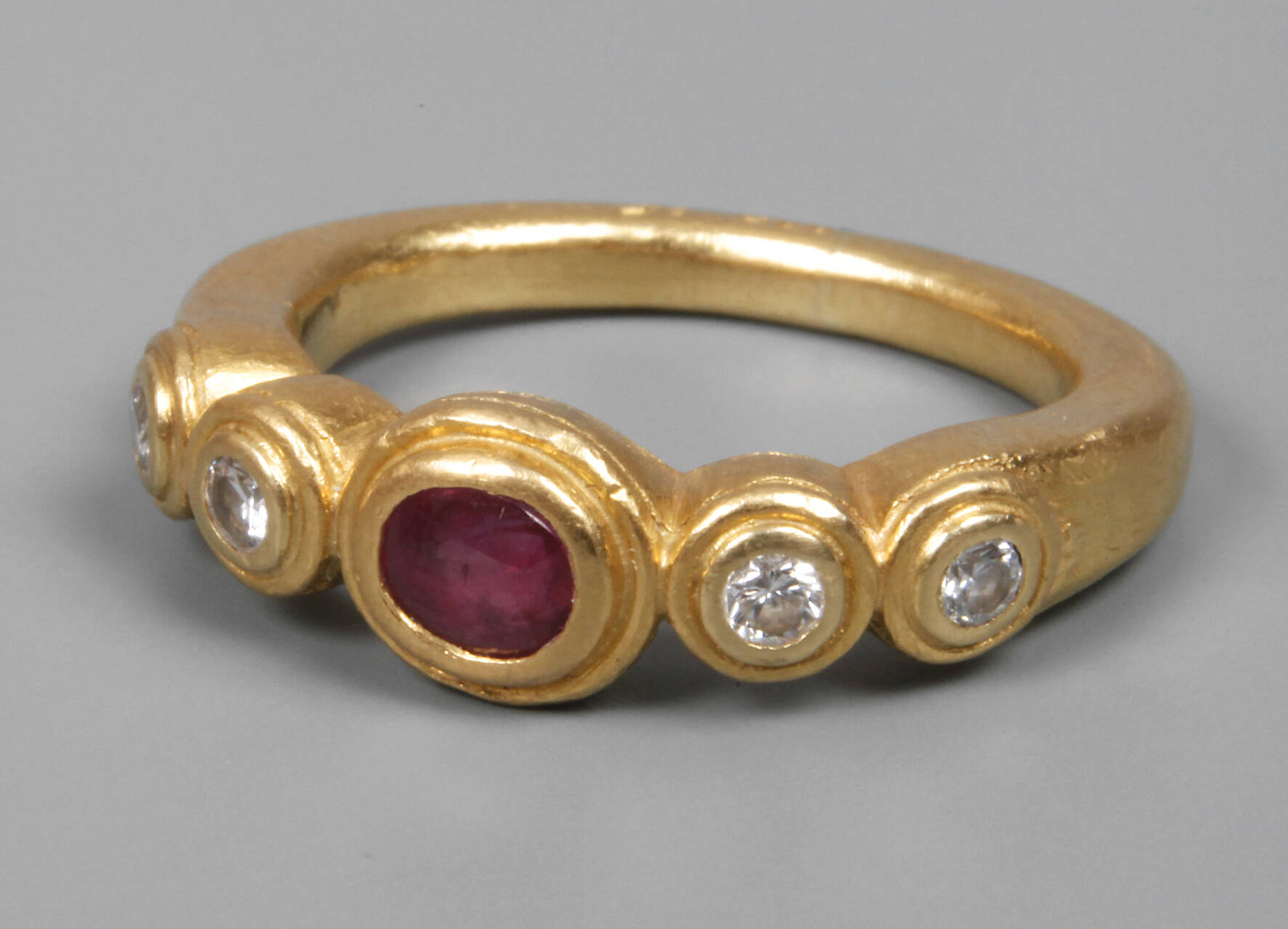 Damenring mit Rubin und Brillanten