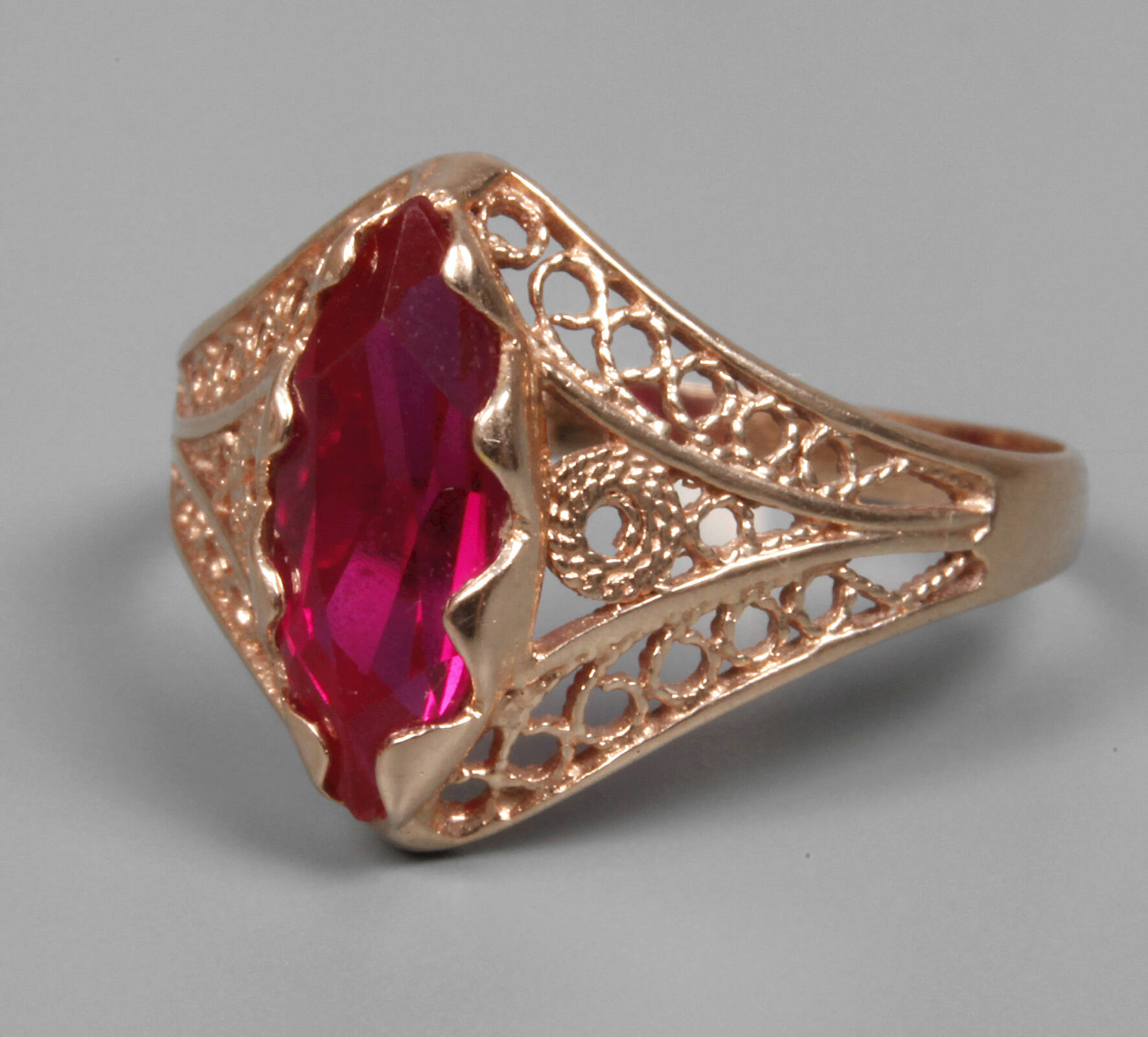 Damenring mit Steinbesatz