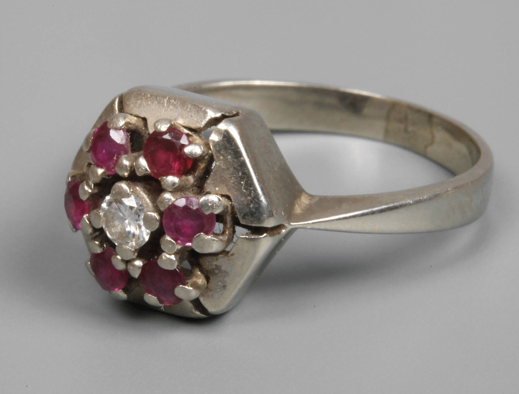 Damenring mit Brillant und Rubinen