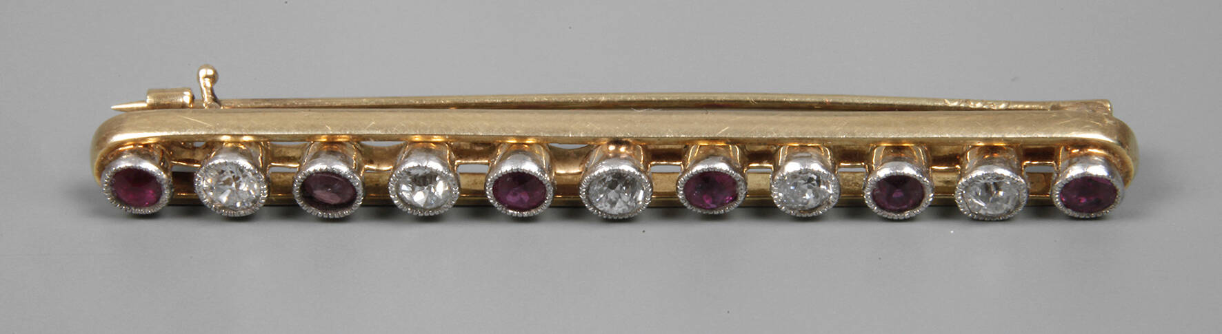Stabbrosche mit Rubinen und Diamanten