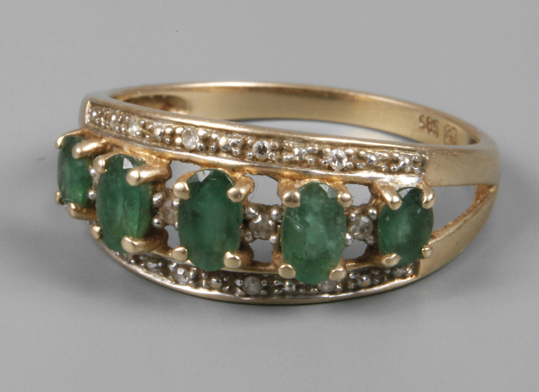 Damenring mit Smaragden