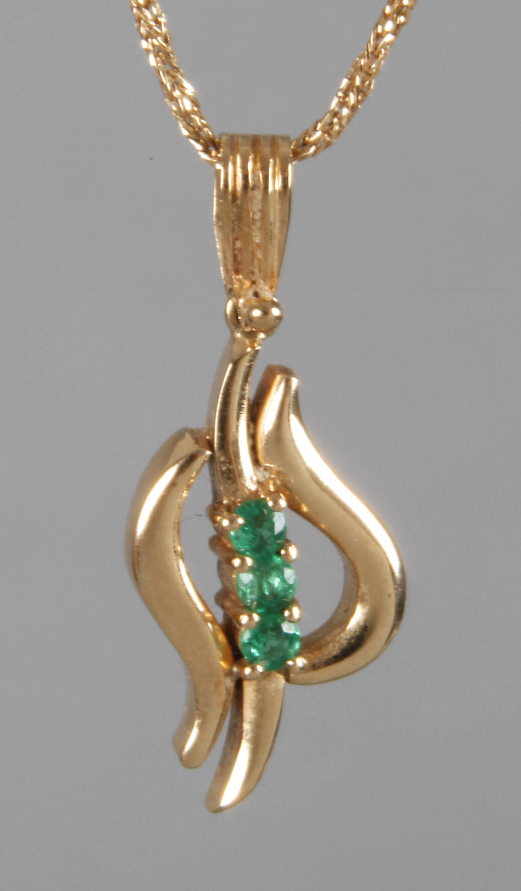 Anhänger mit Smaragden