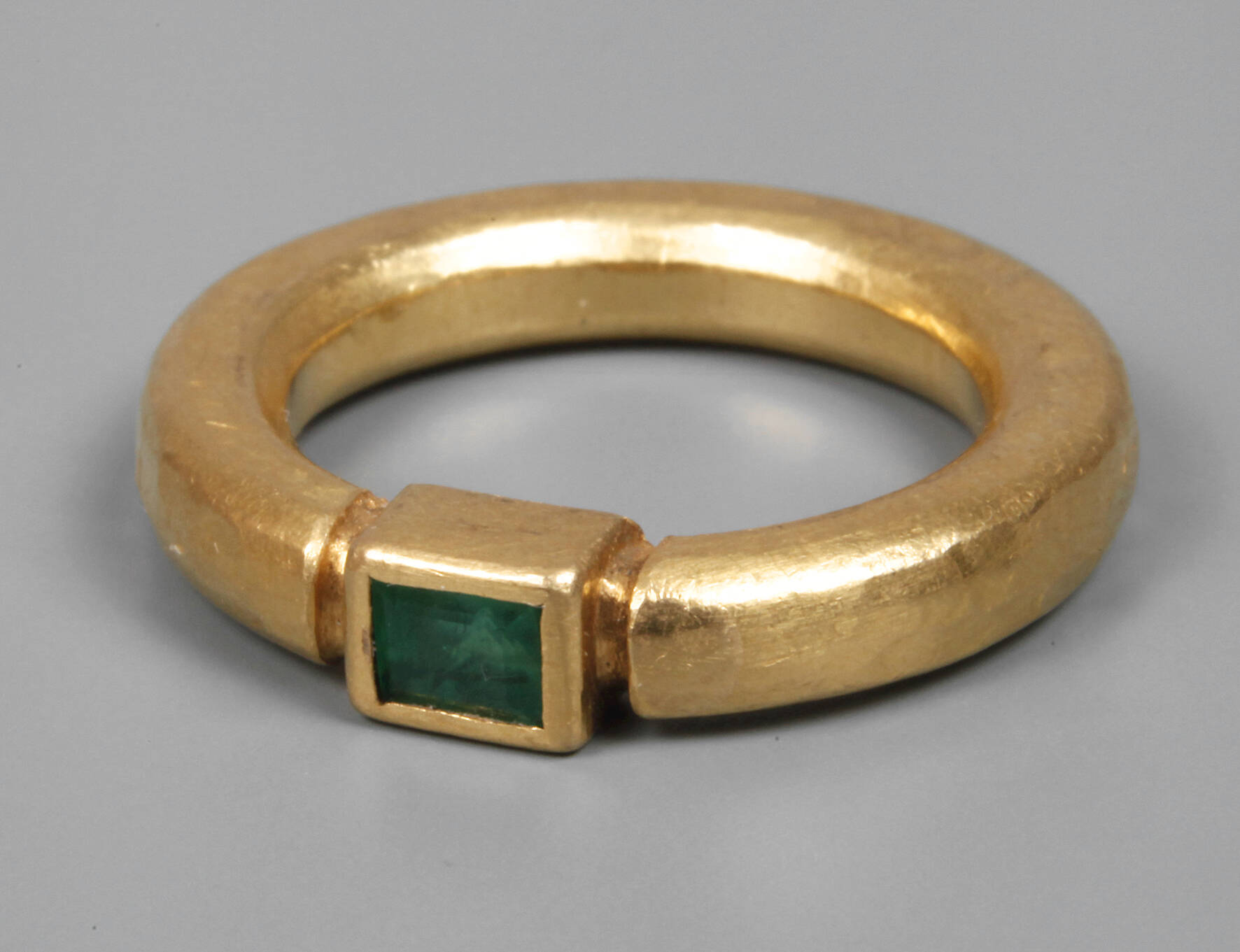 Damenring mit Smaragd