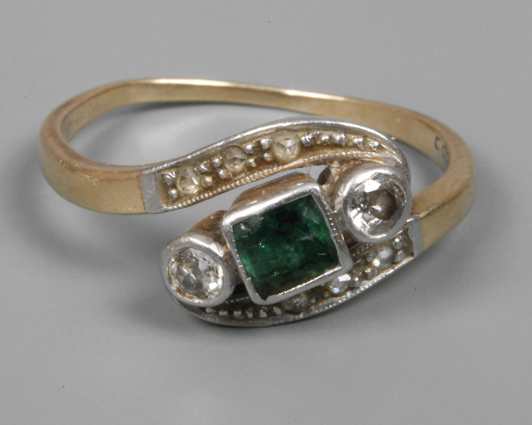 Damenbrillantring mit Smaragd und Diamanten