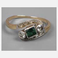Damenbrillantring mit Smaragd und Diamanten111