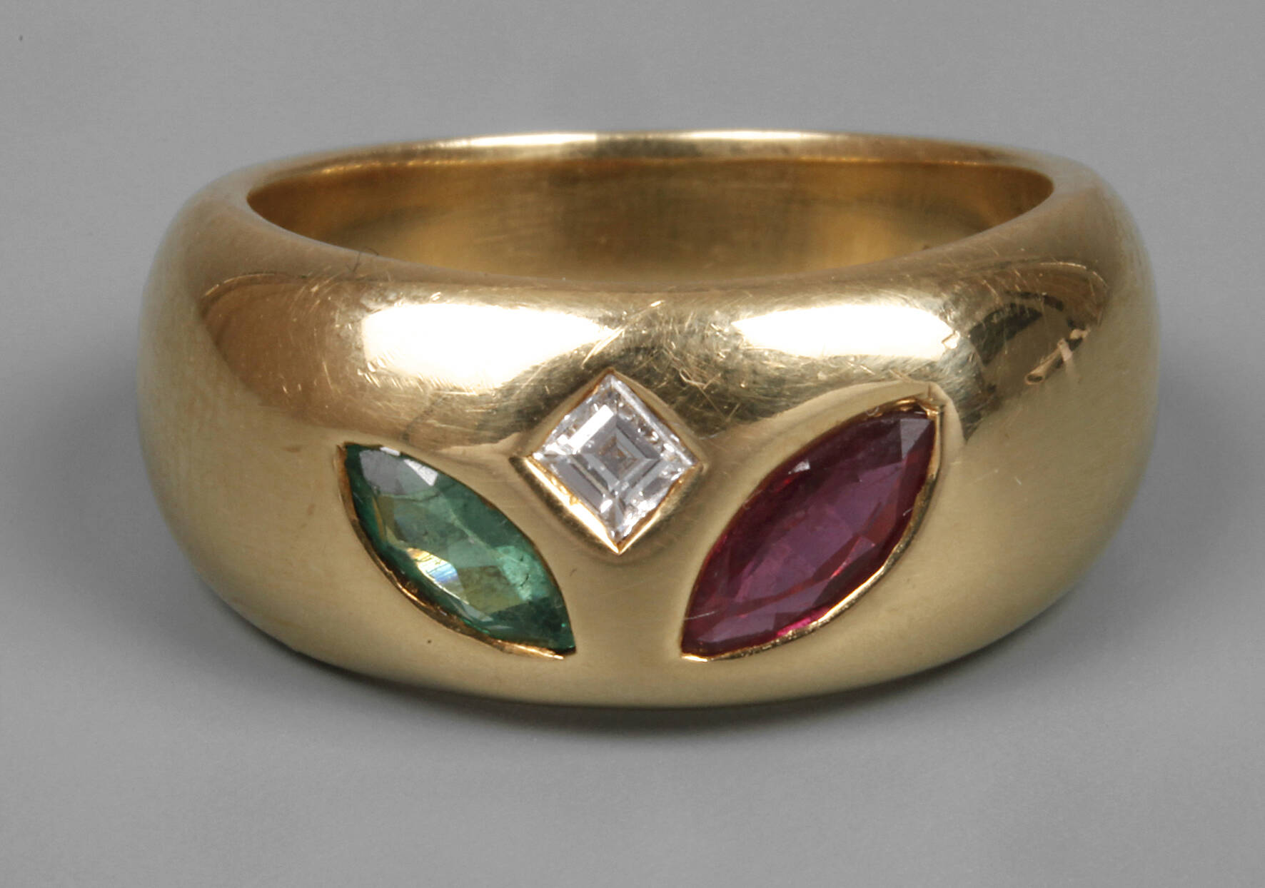 Damenring mit Steinbesatz