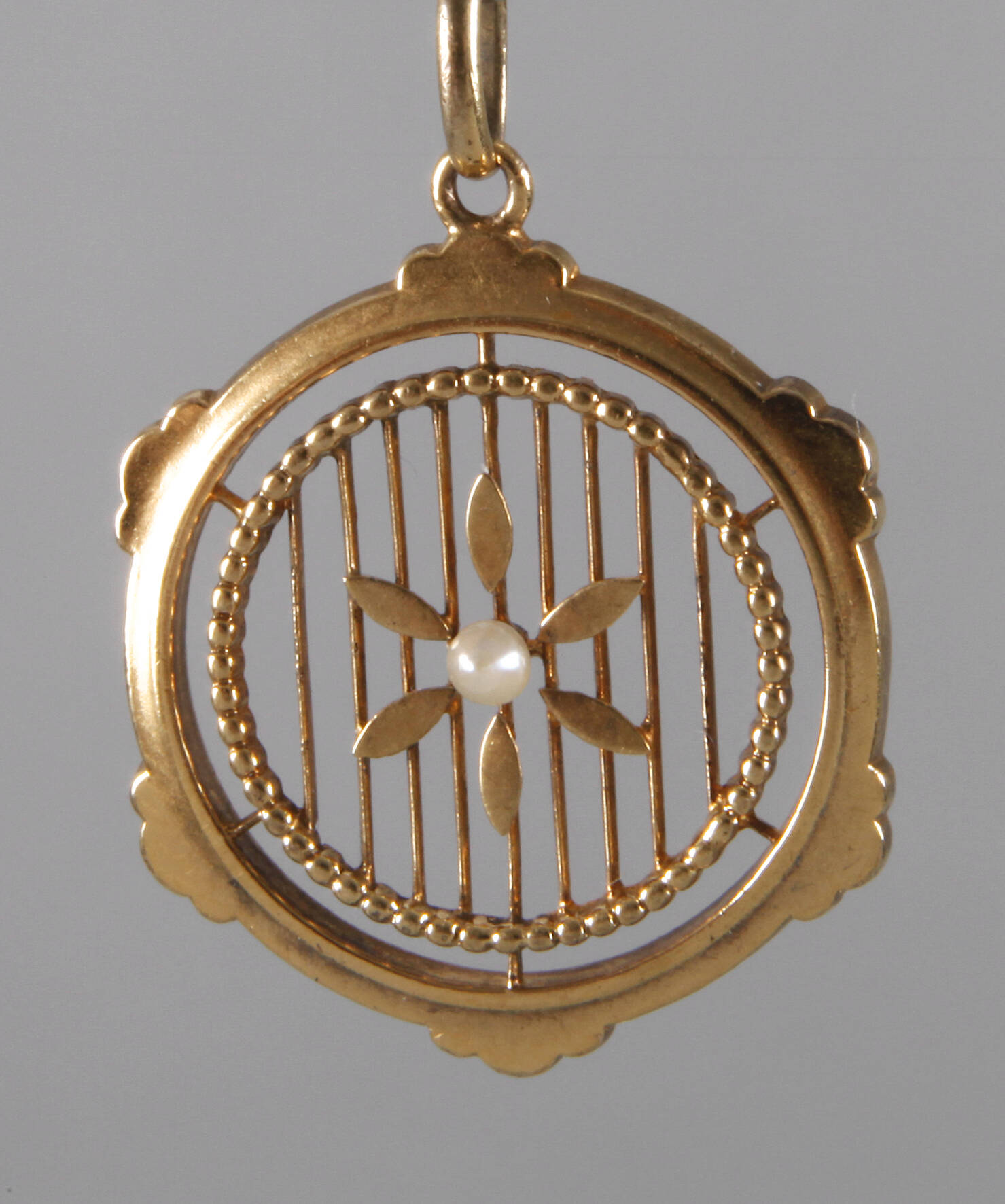 Anhänger mit Perle