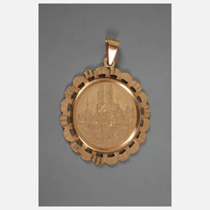 Anhänger mit Medaille