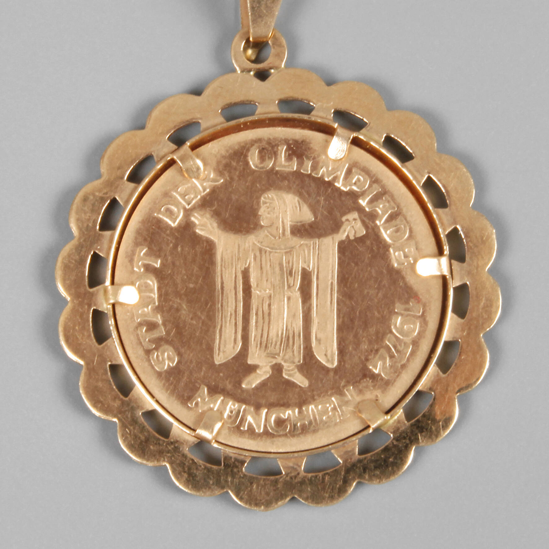 Anhänger mit Medaille