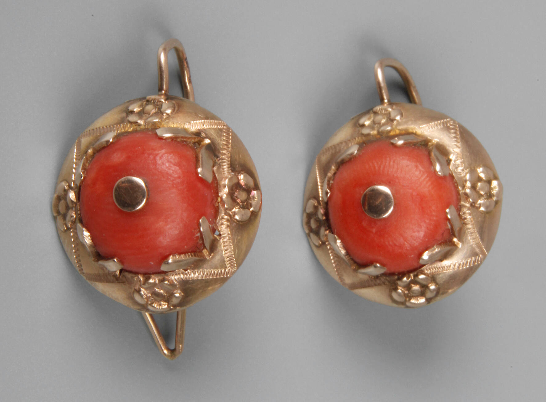Paar Ohrhänger mit Korallen