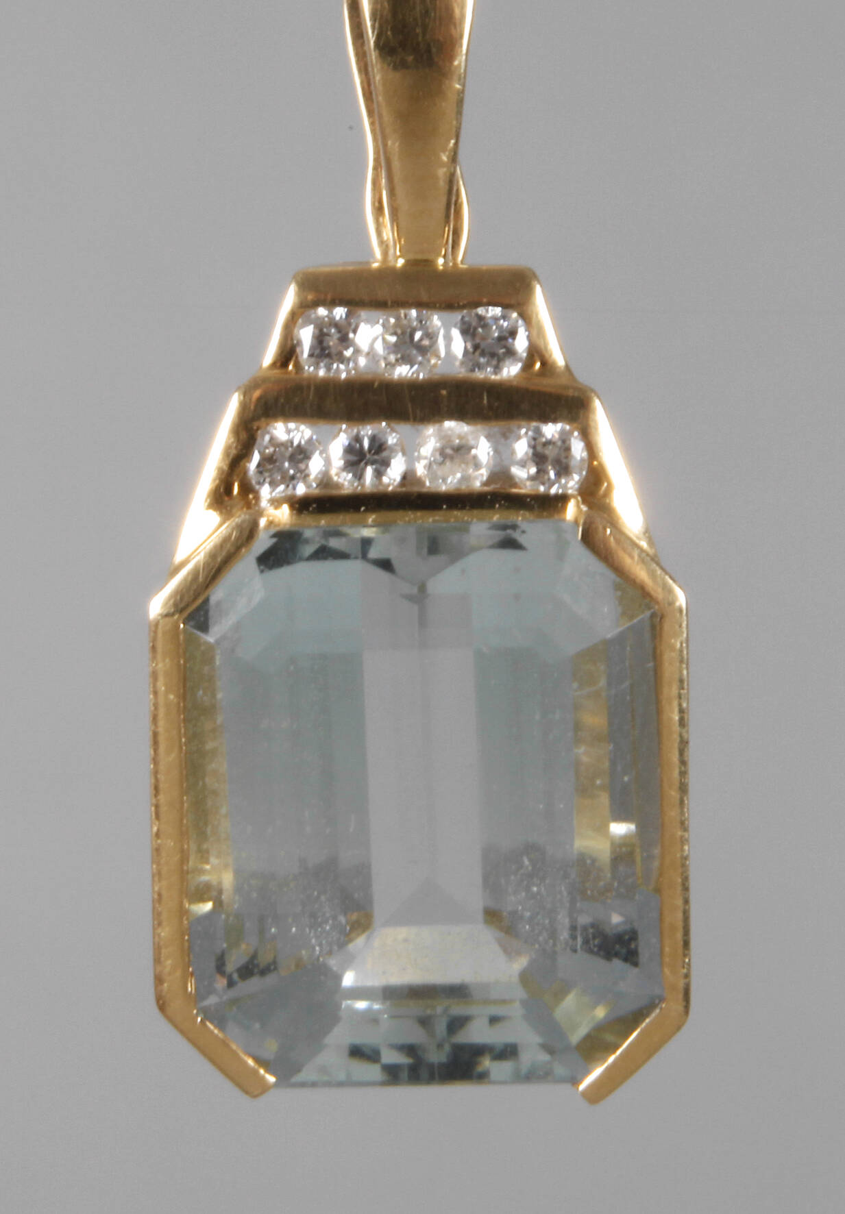 Feiner Clipanhänger mit Aquamarin und Brillanten