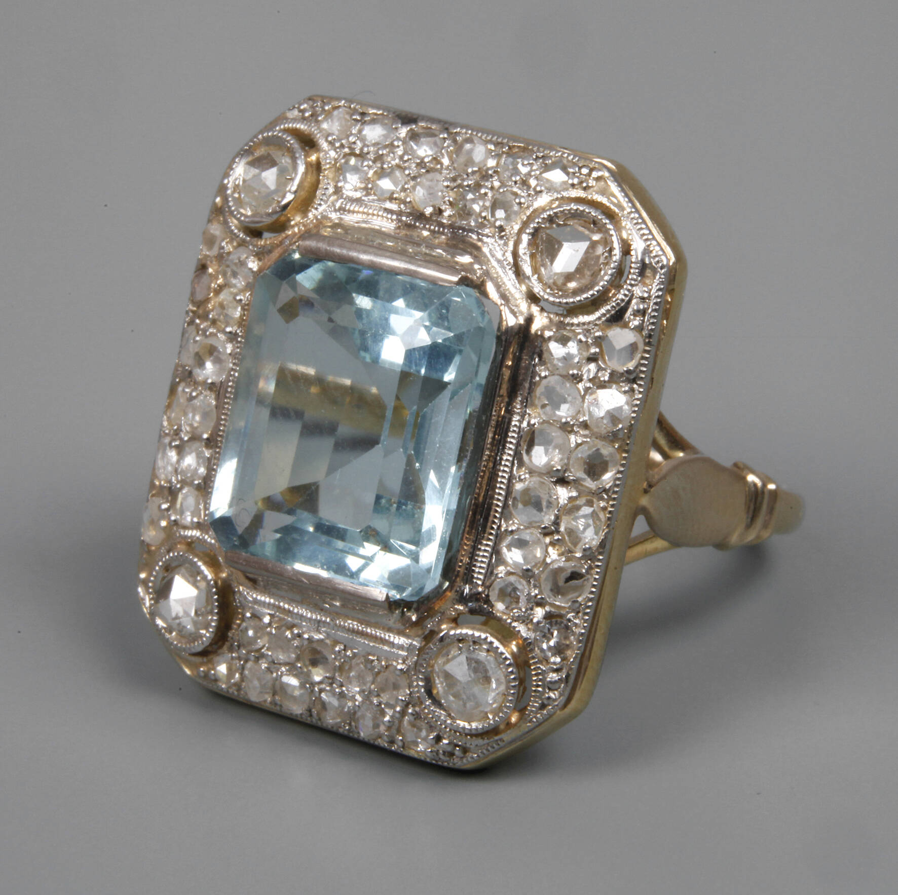 Damenring mit Aquamarin und Diamanten