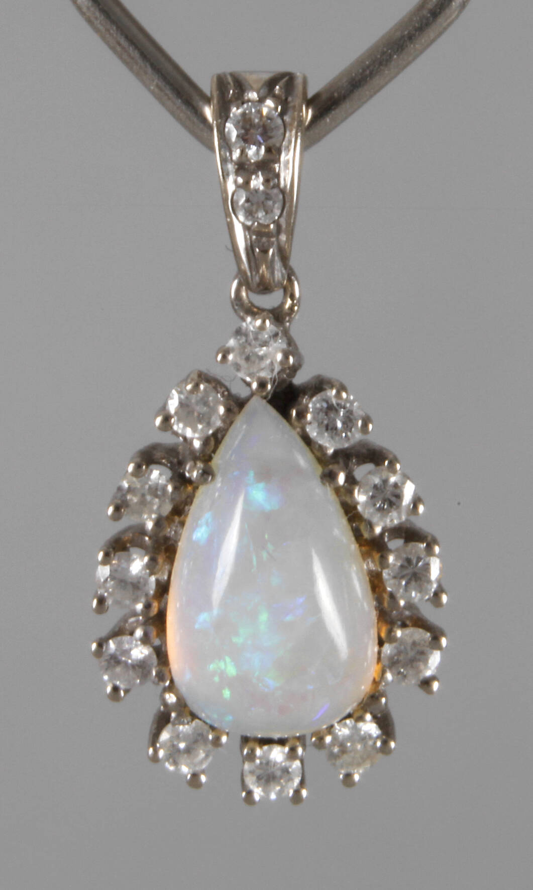 Anhänger mit Edelopal und Brillanten