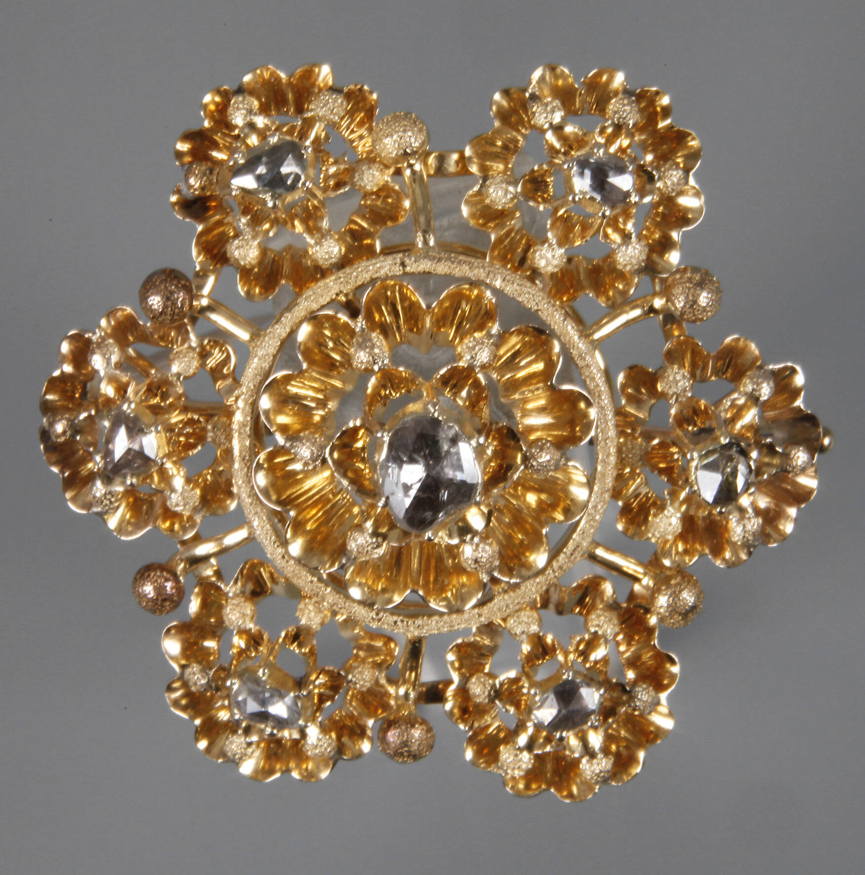 Historismusbrosche mit Diamantrosen