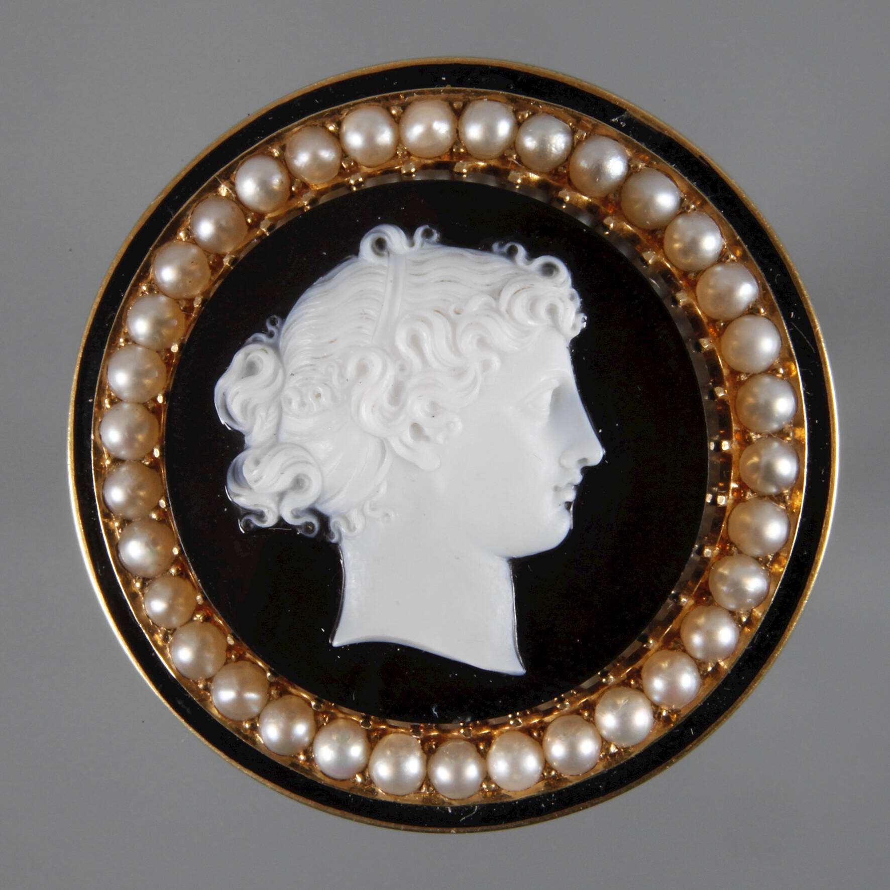 Kameebrosche mit Perlen