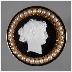 Kameebrosche mit Perlen