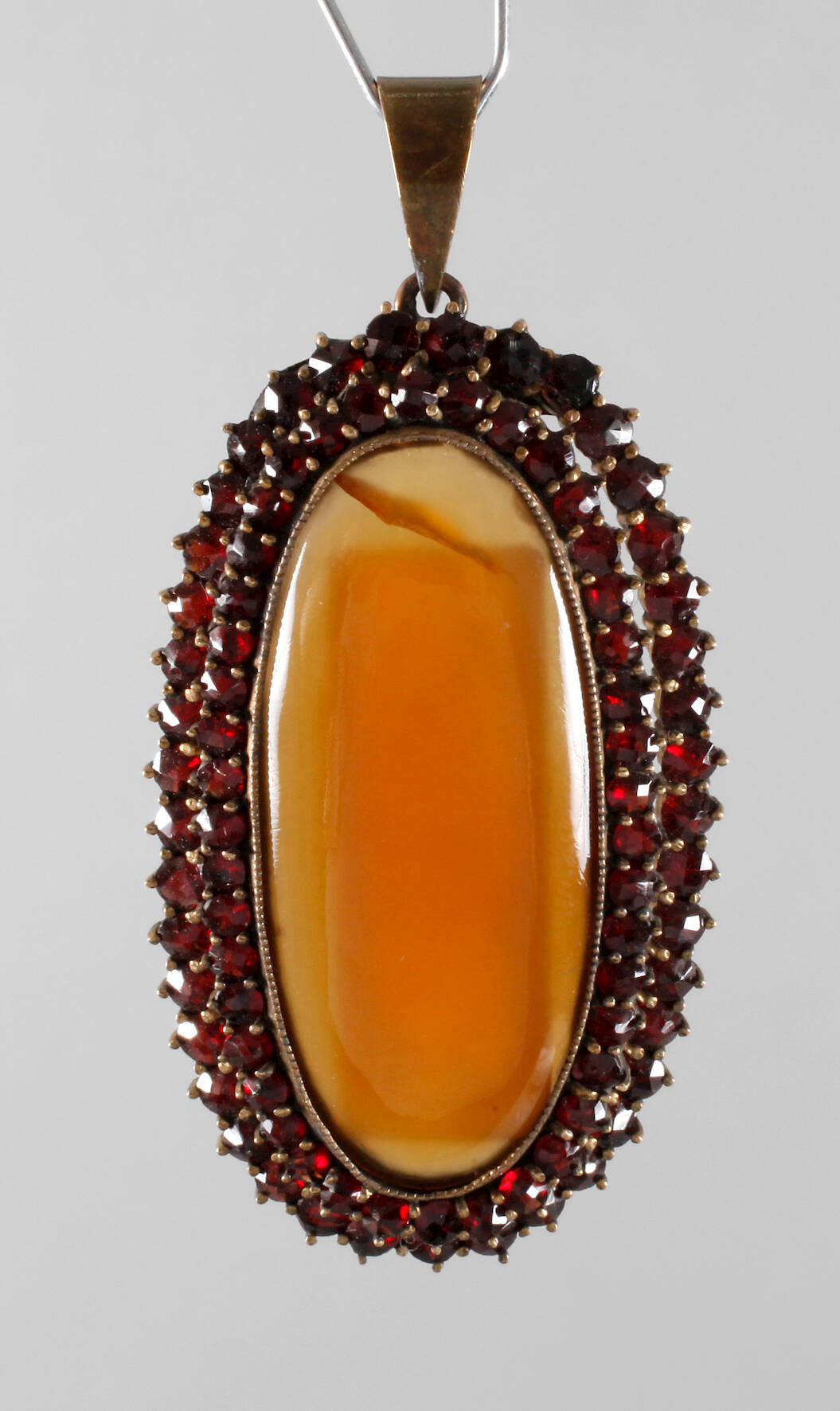 Anhänger mit Granaten und Karneol