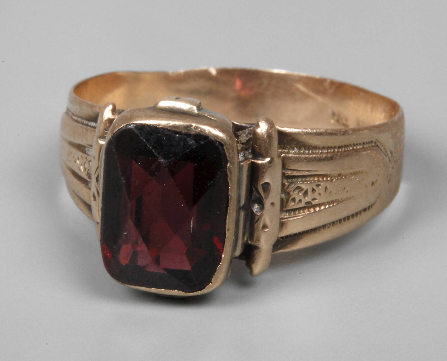 Herrenring mit Granat