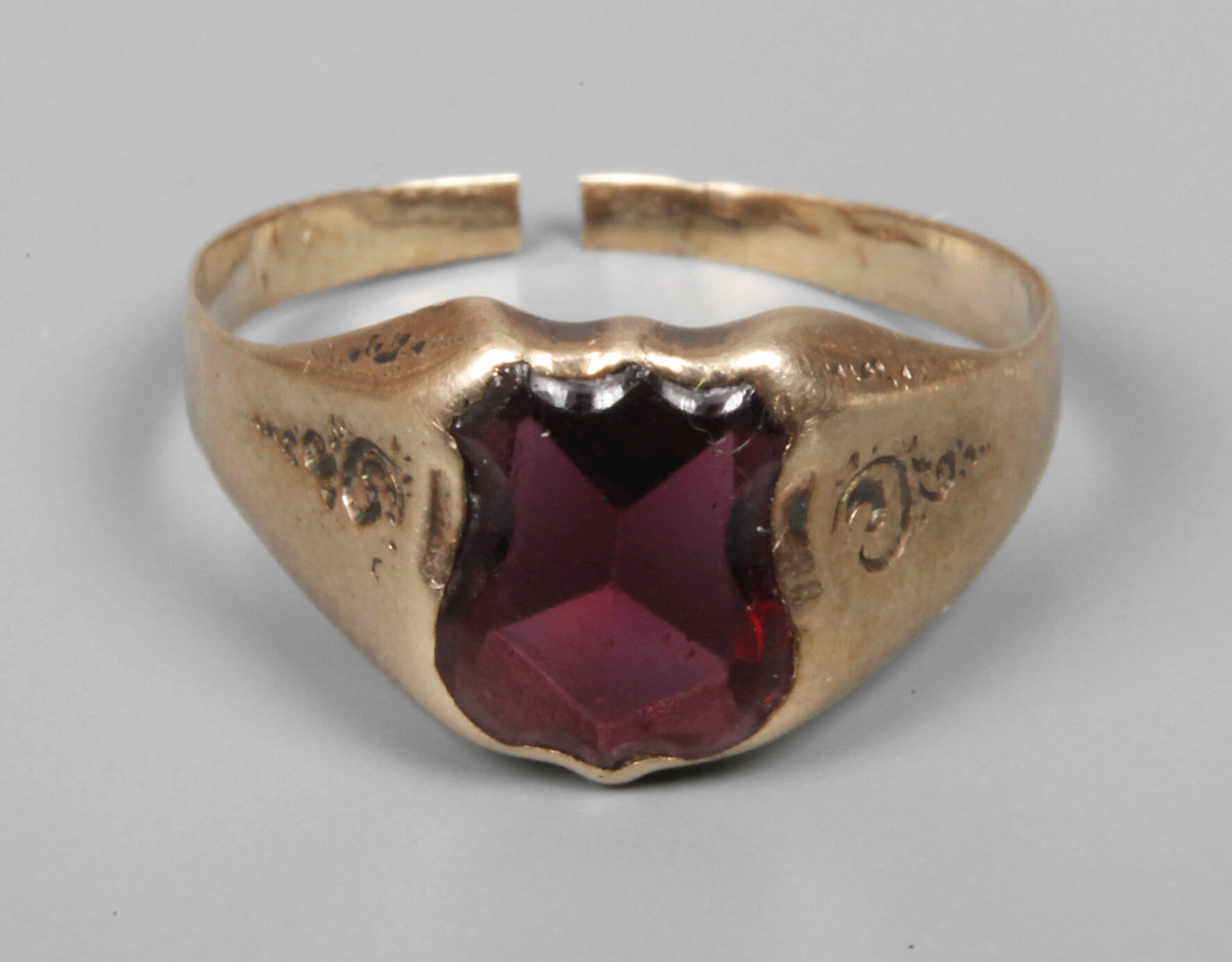 Ring mit Granat