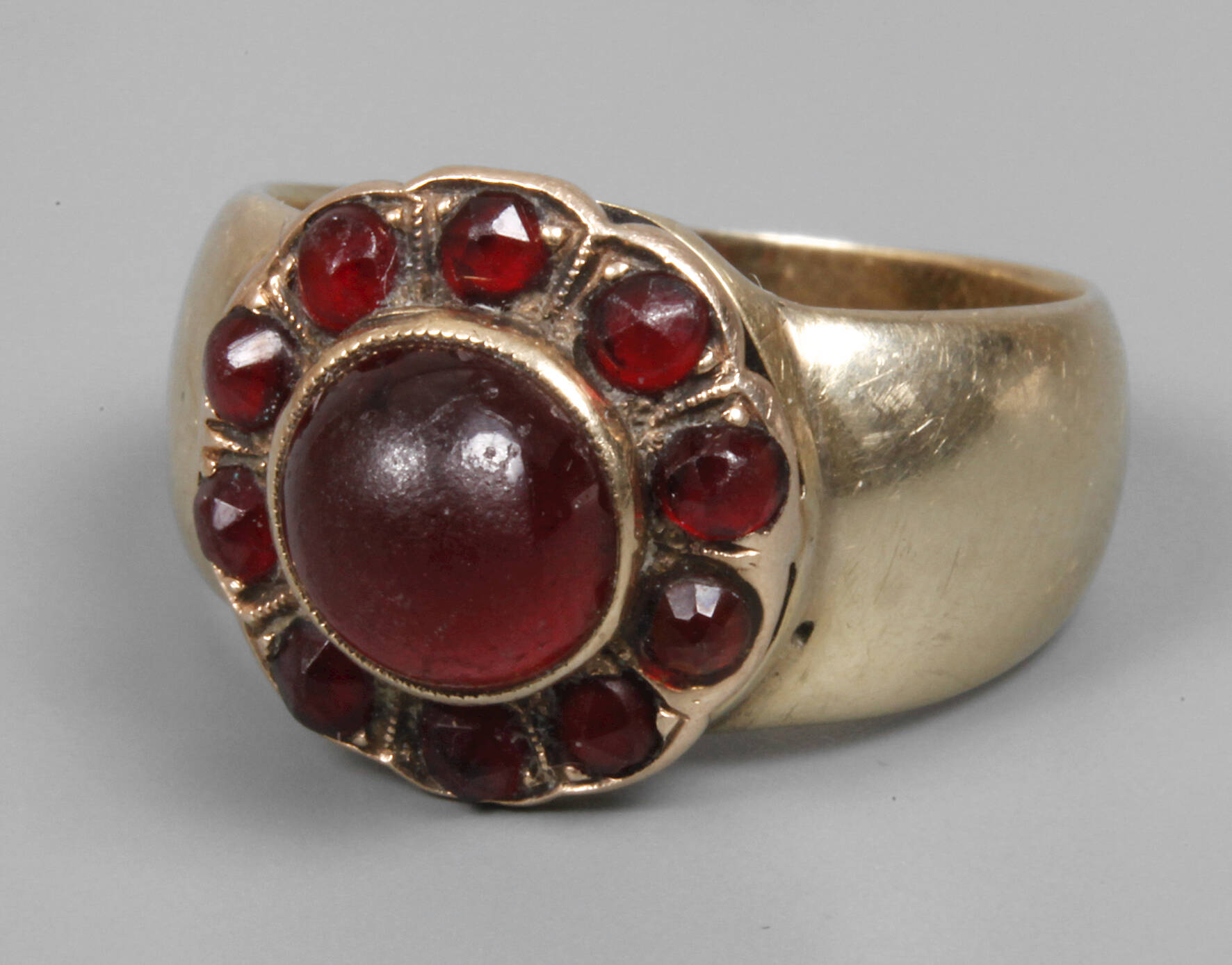 Damenring mit Granaten